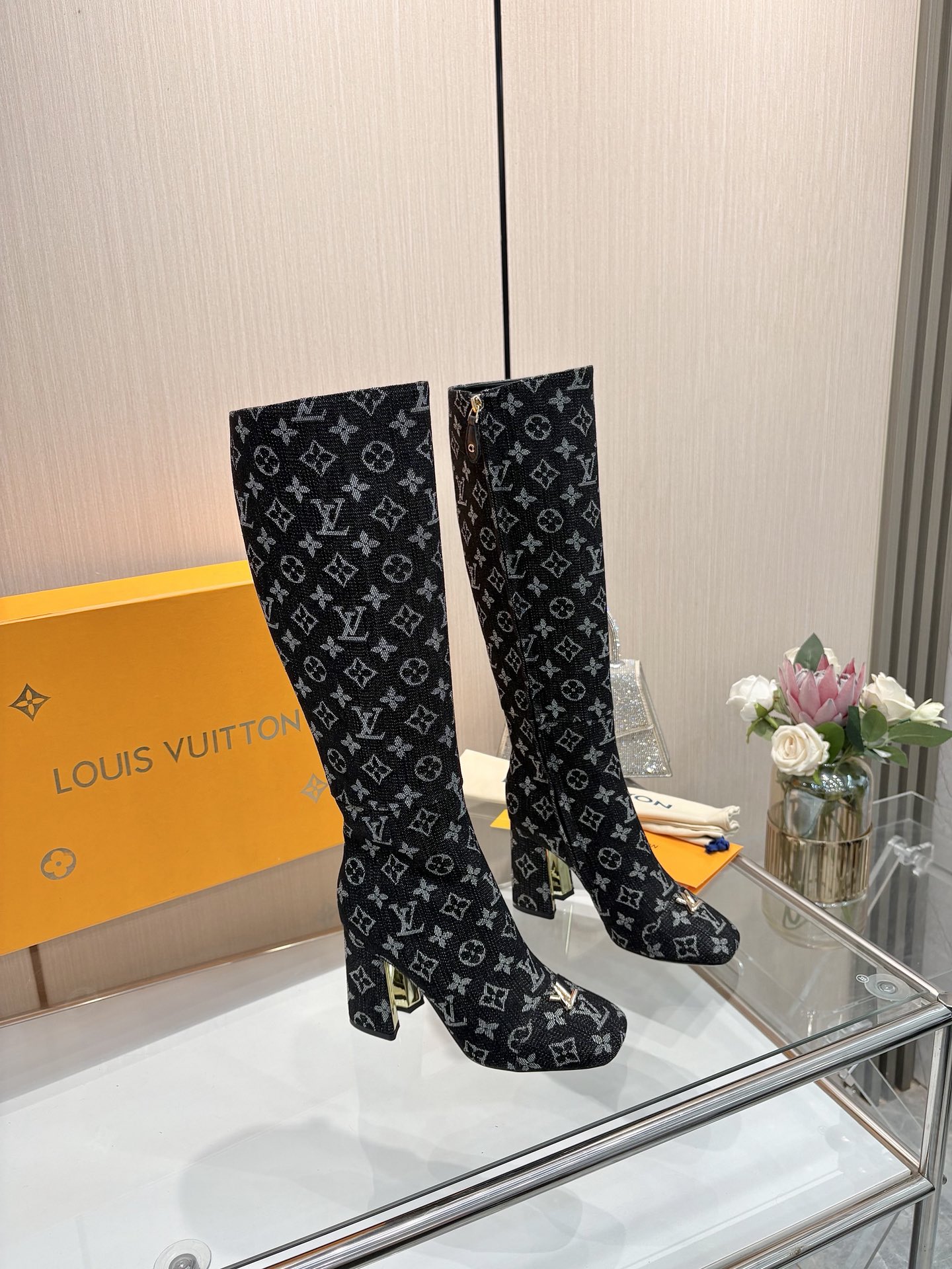 NO:543819,The latest 2025 L family autumn and winter counter has the latest show 16-inch high boots, official website series, simultaneous update, perfect last + small V buckle design, recreation of classic, simple and elegant style, not tired of walking, not picky, elegant and beautiful, original inverted mold last, with the ultimate 1:1 shape, high-end quality, imported high-end fabrics present a delicate texture!  Imported calfskin/litchi pattern/presbyterian leather/denim fabric, high-quality soft sheepskin lining, footbed imported goatskin, open mold custom A-grade high-definition private mold bottom, luxurious packaging!  8.5 cm leather bag heel + electroplating design, code number 35-40, (34.40.41 custom-made without return or exchange), boots, boots, cowhide, sheepskin198609092025最新L家秋冬专柜最新走秀16寸高靴、官网系列、同步更新、完美楦型+小V扣设计、再现经典、款式简单大方、走路不累脚、不挑人、上脚大气好看、原版倒模楦型,极致1:1形体,高端品质、进口高端面料呈现出精致质感！ 面料进口小牛皮/荔枝纹/老花皮/牛仔布 内里优质柔软羊皮里 垫脚进口山羊皮 开模定制A级高密私模大底,奢华包装！ 8.5公分面皮包跟+电镀设计 码数35-40、（34.40.41定制不退换）,靴子,boots,cowhide,sheepskin,Women's Shoes