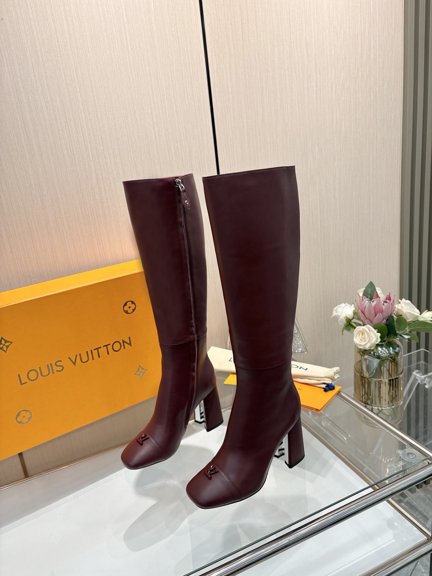 NO:543822,The latest 2025 L family autumn and winter counter latest show 16-inch high boots, official website series, simultaneous updates. Perfect last + small V buckle design, recreation of classic style, simple and elegant style, not tired of walking, not picky, elegant and beautiful, original inverted mold last, with the ultimate 1:1 shape, high-end quality, imported high-end fabrics present a delicate texture!  Imported calfskin/litchi pattern/presbyterian leather/denim fabric, high-quality soft sheepskin lining, footbed imported goatskin, open mold custom A-grade high-definition private mold bottom, luxurious packaging!  8.5 cm leather bag heel + electroplating design, code number 35-40, (34.40.41 custom-made without return or exchange), boots, boots, cowhide, sheepskin198609092025最新L家秋冬专柜最新走秀16寸高靴、官网系列、同步更新 完美楦型+小V扣设计、再现经典、款式简单大方、走路不累脚、不挑人、上脚大气好看、原版倒模楦型,极致1:1形体,高端品质、进口高端面料呈现出精致质感！ 面料进口小牛皮/荔枝纹/老花皮/牛仔布 内里优质柔软羊皮里 垫脚进口山羊皮 开模定制A级高密私模大底,奢华包装！ 8.5公分面皮包跟+电镀设计 码数35-40、（34.40.41定制不退换）,靴子,boots,cowhide,sheepskin,Women's Shoes