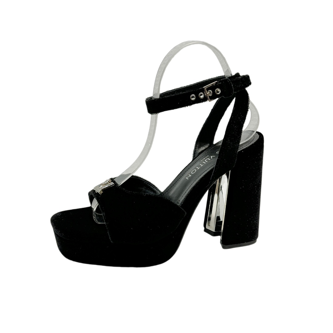 NO:649029,2026 latest L home spring and autumn counter latest catwalk model water platform sandals, official website series, simultaneous updates, perfect last shape + small V buckle + water platform design, reappearing classics, simple and elegant style, not tiring to walk, not picky, high-end and beautiful on the feet, original reverse mold last type, ultimate 1:1 shape, high-end quality, imported high-end fabrics showing exquisite texture!  Fabric imported calfskin/cow patent leather/presbyopia/velvet lining High-quality soft sheepskin lining Foot pads imported goatskin Customized A-grade high-density private mold outsole, luxurious packaging!  11 cm leather bag heel/2.5 cm water platform foreskin/electroplating design, code size 35-40, (34.40.41 customized, non-returnable), high heels and sandals, sandals, high heels, cowhide, sheepskin198609092026最新L家春秋专柜最新走秀款水台凉鞋、官网系列、同步更新、完美楦型+小V扣+水台设计、再现经典、款式简单大方、走路不累脚、不挑人、上脚高端大气好看、原版倒模楦型,极致1:1形体,高端品质、进口高端面料呈现出精致质感！ 面料进口小牛皮/牛漆皮/老花/绒布 内里优质柔软羊皮里 垫脚进口山羊皮 开模定制A级高密私模大底,奢华包装！ 11公分面皮包跟/2.5公分水台包皮/电镀设计 码数35-40、（34.40.41定制不退换）,高跟鞋凉鞋,sandals,high heels,cowhide,sheepskin,Women's Shoes