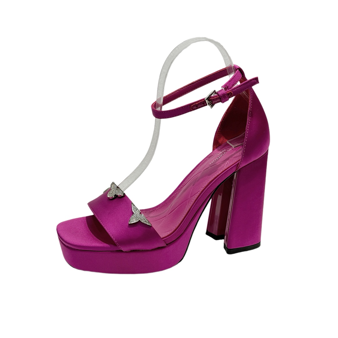 NO:649043,2026 latest L home spring and autumn counter latest catwalk style water table sandals, official website series, simultaneous updates, perfect last shape + LV new element buttons + water table design, reappearing classics, simple and elegant style, not tiring to walk, not picky, high-end and beautiful on the feet, original reverse mold last type, ultimate 1:1 shape, high-end quality, imported high-end fabrics showing exquisite texture!  The fabric is imported silk cloth + cow patent leather, the lining is high-quality soft sheepskin, the foot pads are imported goatskin, the mold is opened to customize the A-grade high-density private mold outsole, and the luxury packaging!  11cm leather bag heel/2.5cm water platform bag/electroplating design, code number 35-40, (34.40.41 customized, non-refundable), high heels and sandals, louis vuitton, sandals, high heels, sheepskin, real silk198609092026最新L家春秋专柜最新走秀款水台凉鞋、官网系列、同步更新、完美楦型+LV新元素扣子+水台设计、再现经典、款式简单大方、走路不累脚、不挑人、上脚高端大气好看、原版倒模楦型,极致1:1形体,高端品质、进口高端面料呈现出精致质感！ 面料进口真丝布+牛漆皮 内里优质柔软羊皮里 垫脚进口山羊皮 开模定制A级高密私模大底,奢华包装！ 11公分面皮包跟/2.5公分水台包皮/电镀设计 码数35-40、（34.40.41定制不退换）,高跟鞋凉鞋,louis vuitton,sandals,high heels,sheepskin,real silk,Women's Shoes