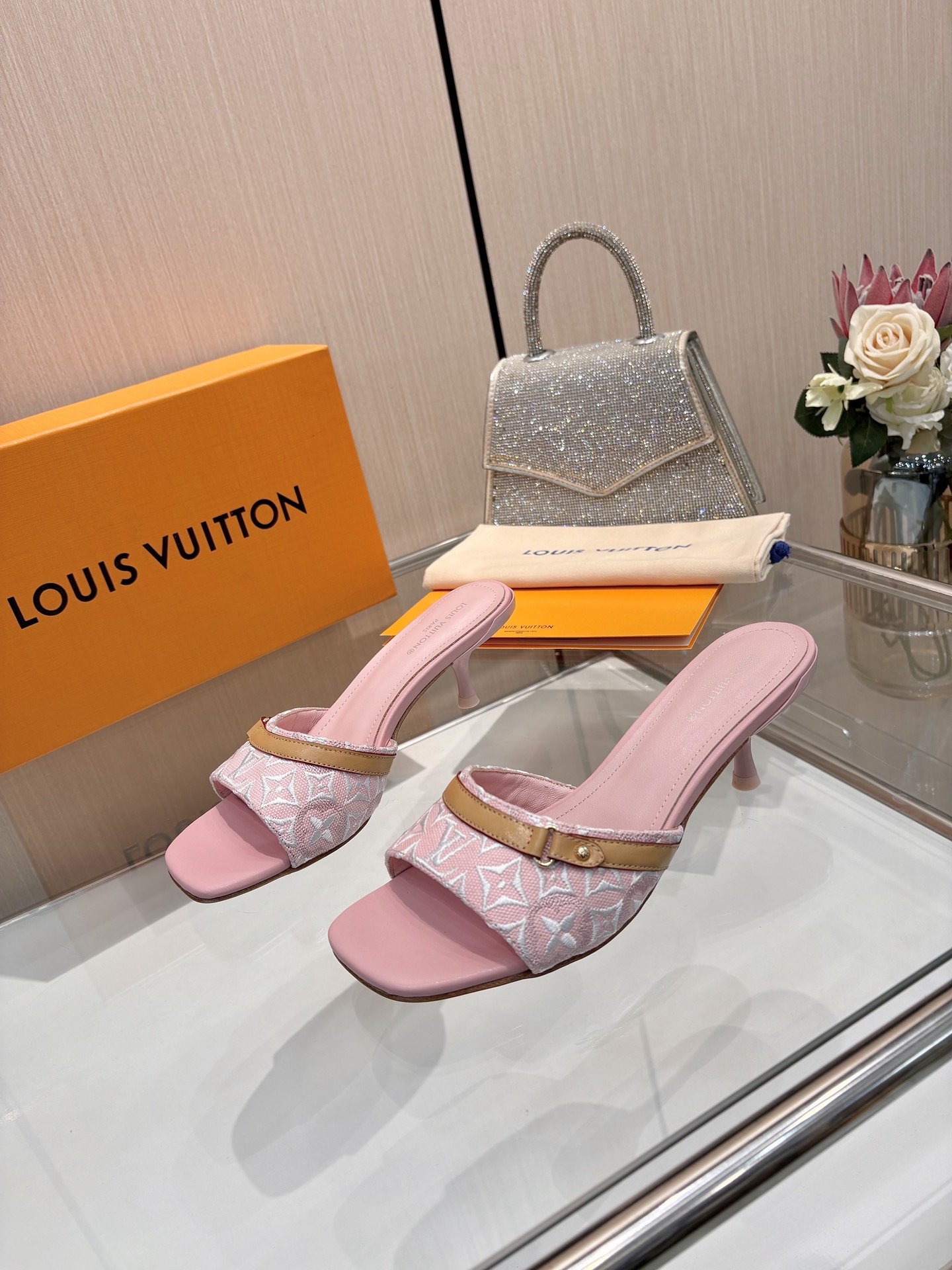 NO:707483,[Purchase level], Louis Vuitton 2026 official website early spring series!  Perfect last, new mid-heeled slippers, official website updated simultaneously, LV hardware 'logo' is embellished, the upper is electro-embroidered, full of details, the visual feast can't hide LV's elegant temperament, comfortable and easy to wear, full of femininity. The new original reverse mold last, the ultimate 1:1 shape, exquisite workmanship, imported high-end fabrics show exquisite texture!  Fabric imported lambskin, denim, high-quality soft sheepskin lining, imported goatskin for feet, Italian genuine leather outsole 5.5 lacquered heels, size 34-41 (34.40, 41, customized, non-returnable and non-exchangeable), high heels and slippers, louis vuitton, louis vuitton, high heels, slippers, sheepskin, Leather soles19860909【代购级】、Louis Vuitton 2026官网早春系列！完美楦型、 新品中跟拖鞋、官网同步更新 Lv五金 “logo”饰以点缀,鞋面电绣工艺、细节感拉满、效果视觉盛宴难以掩饰lv的优雅气质刚刚好、上脚舒适好穿、女人味十足. 新原版倒模楦型,极致1:1形体,做工精致、进口高端面料呈现出精致质感！ 面料进口小羊皮、牛仔布 内里优质柔软羊皮里、 垫脚进口山羊皮、 意大利真皮大底 5.5烤漆跟 码数34-41（34.40、41、定制不退不换）,高跟鞋拖鞋,louis vuitton,louis vuitton,high heels,slippers,sheepskin,Leather soles,Women's Shoes