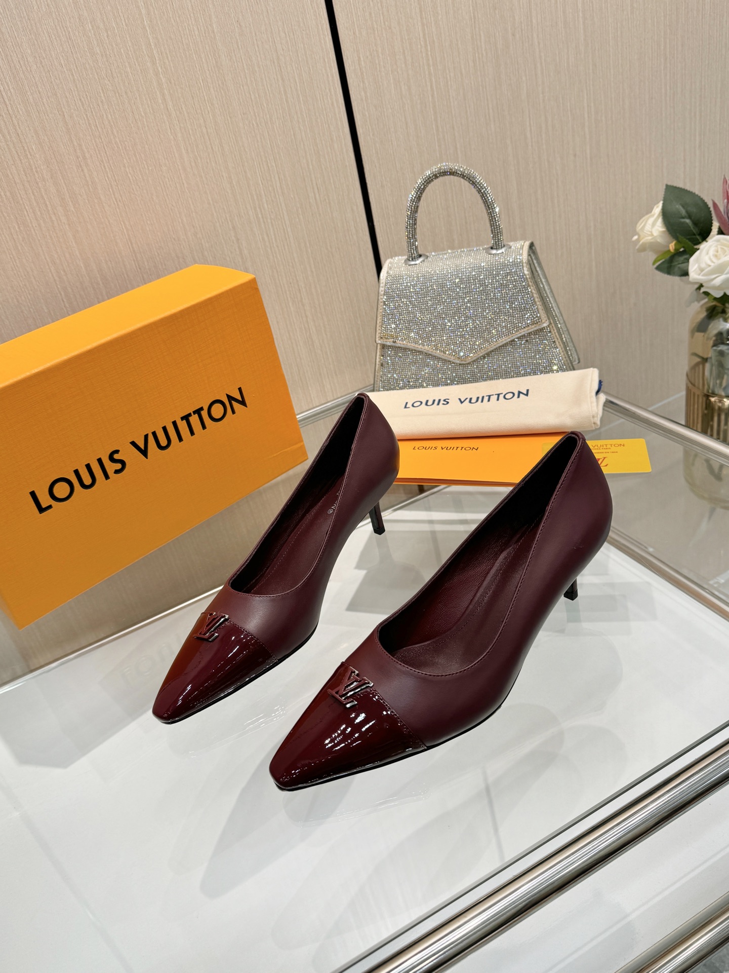 NO:724086,[Purchase level], Louis Vuitton 2026 official website early spring series!  Perfect last, new mid-heel hollow/single shoe, official website updated simultaneously, LV hardware 'logo' is decorated, the upper is embossed, full of details, the visual feast can't hide the elegance of LV, just right, comfortable and easy to wear, full of femininity. The new original reverse mold last, the ultimate 1:1 shape, exquisite workmanship, imported high-end fabrics show exquisite texture!  Fabric imported calfskin, patent leather, presbyopia, high-quality soft sheepskin lining, imported goatskin for foot pads, Italian genuine leather outsole 5.5-face leather bag heel Size 34-41 (34.40, 41, customized, non-returnable and non-exchangeable), high heels and sandals, louis vuitton, louis vuitton, sandals, high heels, cowhide, sheepskin, Leather soles19860909【代购级】、Louis Vuitton 2026官网早春系列！完美楦型、 新品中跟后空/单鞋、官网同步更新 Lv五金 “logo”饰以点缀,鞋面压花工艺、细节感拉满、效果视觉盛宴难以掩饰lv的优雅气质刚刚好、上脚舒适好穿、女人味十足. 新原版倒模楦型,极致1:1形体,做工精致、进口高端面料呈现出精致质感！ 面料进口小牛皮 、漆皮、老花 内里优质柔软羊皮里、 垫脚进口山羊皮、 意大利真皮大底 5.5面皮包跟 码数34-41（34.40、41、定制不退不换）,高跟鞋凉鞋,louis vuitton,louis vuitton,sandals,high heels,cowhide,sheepskin,Leather soles,Women's Shoes