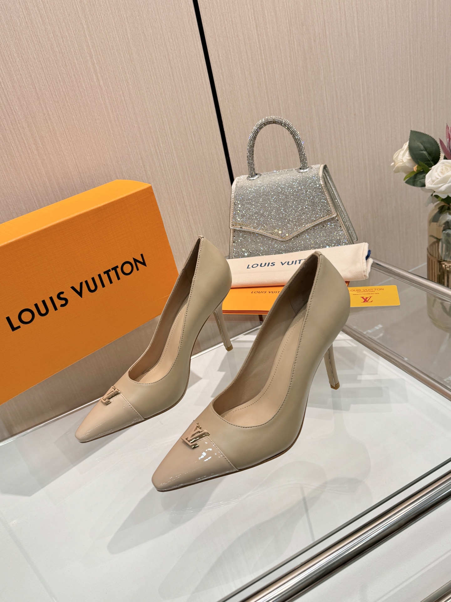 NO:724080,[Purchase level], Louis Vuitton 2026 official website early spring series!  Perfect last, new mid-heel hollow/single shoe, official website updated simultaneously, LV hardware 'logo' is decorated, the upper is embossed, full of details, the visual feast can't hide the elegance of LV, just right, comfortable and easy to wear, full of femininity. The new original reverse mold last, the ultimate 1:1 shape, exquisite workmanship, imported high-end fabrics show exquisite texture!  Fabric imported calfskin, patent leather, presbyopia, high-quality soft sheepskin lining, imported goatskin for feet, Italian genuine leather outsole 9CM leather bag heel size 34-41 (34.40, 41, customization is non-returnable and non-exchangeable), high heels and sandals, louis vuitton, louis vuitton, sandals, high heels, cowhide, sheepskin, Leather soles19860909【代购级】、Louis Vuitton 2026官网早春系列！完美楦型、 新品中跟后空/单鞋、官网同步更新 Lv五金 “logo”饰以点缀,鞋面压花工艺、细节感拉满、效果视觉盛宴难以掩饰lv的优雅气质刚刚好、上脚舒适好穿、女人味十足. 新原版倒模楦型,极致1:1形体,做工精致、进口高端面料呈现出精致质感！ 面料进口小牛皮 、漆皮、老花 内里优质柔软羊皮里、 垫脚进口山羊皮、 意大利真皮大底 9CM面皮包跟 码数34-41（34.40、41、定制不退不换）,高跟鞋凉鞋,louis vuitton,louis vuitton,sandals,high heels,cowhide,sheepskin,Leather soles,Women's Shoes