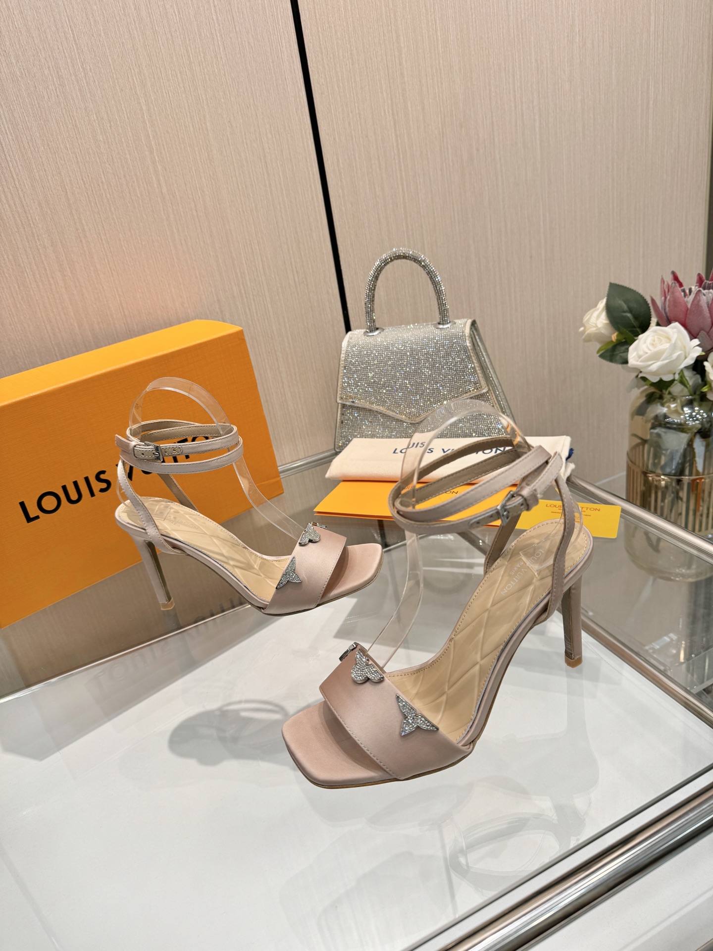 NO:724074,[Purchase level], Louis Vuitton 2026 official website early spring series!  Perfect last, new high-heeled sandals, official website updated simultaneously, LV hardware 'logo' is embellished, the upper petal buckle craftsmanship, full of details, the visual feast can hardly conceal the elegant temperament of LV, comfortable and easy to wear, full of femininity. The new original inverted mold last, the ultimate 1:1 shape, exquisite workmanship, imported high-end fabrics show exquisite texture!  Fabric imported calfskin, patent leather, presbyopia, high-quality soft sheepskin lining, imported goatskin for feet, Italian genuine leather outsole 9CM leather bag heel size 34-41 (34.40, 41, customization is non-returnable and non-exchangeable), high heels and sandals, louis vuitton, louis vuitton, sandals, high heels, cowhide, sheepskin, Leather soles19860909【代购级】、Louis Vuitton 2026官网早春系列！完美楦型、 新品高跟凉鞋、官网同步更新 Lv五金 “logo”饰以点缀,鞋面花瓣扣工艺、细节感拉满、效果视觉盛宴难以掩饰lv的优雅气质刚刚好、上脚舒适好穿、女人味十足. 新原版倒模楦型,极致1:1形体,做工精致、进口高端面料呈现出精致质感！ 面料进口小牛皮 、漆皮、老花 内里优质柔软羊皮里、 垫脚进口山羊皮、 意大利真皮大底 9CM面皮包跟 码数34-41（34.40、41、定制不退不换）,高跟鞋凉鞋,louis vuitton,louis vuitton,sandals,high heels,cowhide,sheepskin,Leather soles,Women's Shoes