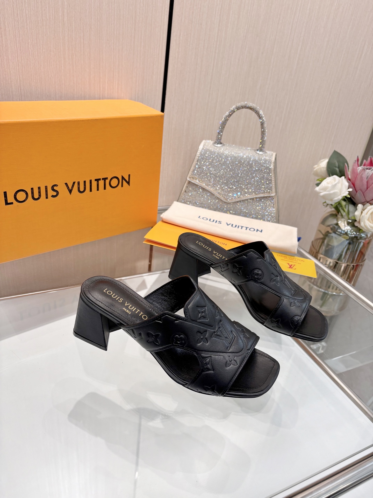 NO:724040,[Purchase Level], Louis Vuitton 2026 Paris Fashion Show Early Spring Series!  Exclusive version, perfect last, new mid-heeled slippers, LV embossed decoration, oil edge craftsmanship on the upper, full of details, a visual feast that cannot conceal the elegant temperament of LV, just right, comfortable and easy to wear, new original inverted last, ultimate 1:1 shape, exquisite workmanship, imported high-end fabrics showing exquisite texture!  Fabrics: patent leather, calfskin, pebbled cowhide, high-quality soft sheepskin lining, imported goatskin for feet, Italian genuine leather outsole, 5.5CM leather bag heel, size 34-41 (34.40, 41, customized, non-returnable and non-exchangeable), high heels and slippers, louis vuitton, louis vuitton, high heels, slippers, cowhide, sheepskin, Leather soles19860909【代购级】、Louis Vuitton 2026巴黎时装走秀早春系列！独家版本、完美楦型、 新品中跟拖鞋、 Lv压花饰以点缀,鞋面油边工艺、细节感拉满、效果视觉盛宴难以掩饰lv的优雅气质刚刚好、上脚舒适好穿、 新原版倒模楦型,极致1:1形体,做工精致、进口高端面料呈现出精致质感！ 面料漆皮、小牛皮、荔枝纹牛皮 内里优质柔软羊皮里、 垫脚进口山羊皮、 意大利真皮大底 5.5CM面皮包跟 码数34-41（34.40、41、定制不退不换）,高跟鞋拖鞋,louis vuitton,louis vuitton,high heels,slippers,cowhide,sheepskin,Leather soles,Women's Shoes