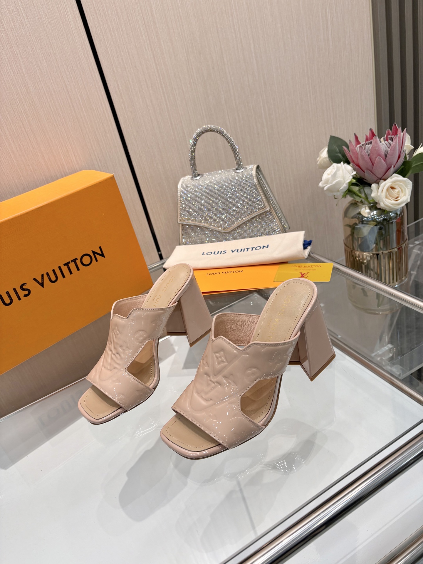 NO:724044,[Purchase Level], Louis Vuitton 2026 Paris Fashion Show Early Spring Series!  Exclusive version, perfect last, new mid-heeled slippers, LV embossed decoration, oil edge craftsmanship on the upper, full of details, a visual feast that cannot conceal the elegant temperament of LV, just right, comfortable and easy to wear, new original inverted last, ultimate 1:1 shape, exquisite workmanship, imported high-end fabrics showing exquisite texture!  Fabrics: patent leather, calfskin, pebbled cowhide, high-quality soft sheepskin lining, imported goatskin for feet, Italian genuine leather outsole, 9CM leather bag heel, size 34-41 (34.40, 41, customized, non-returnable and non-exchangeable), high heels and slippers, louis vuitton, louis vuitton, high heels, slippers, cowhide, sheepskin, Leather soles19860909【代购级】、Louis Vuitton 2026巴黎时装走秀早春系列！独家版本、完美楦型、 新品中跟拖鞋、 Lv压花饰以点缀,鞋面油边工艺、细节感拉满、效果视觉盛宴难以掩饰lv的优雅气质刚刚好、上脚舒适好穿、 新原版倒模楦型,极致1:1形体,做工精致、进口高端面料呈现出精致质感！ 面料漆皮、小牛皮、荔枝纹牛皮 内里优质柔软羊皮里、 垫脚进口山羊皮、 意大利真皮大底 9CM面皮包跟 码数34-41（34.40、41、定制不退不换）,高跟鞋拖鞋,louis vuitton,louis vuitton,high heels,slippers,cowhide,sheepskin,Leather soles,Women's Shoes