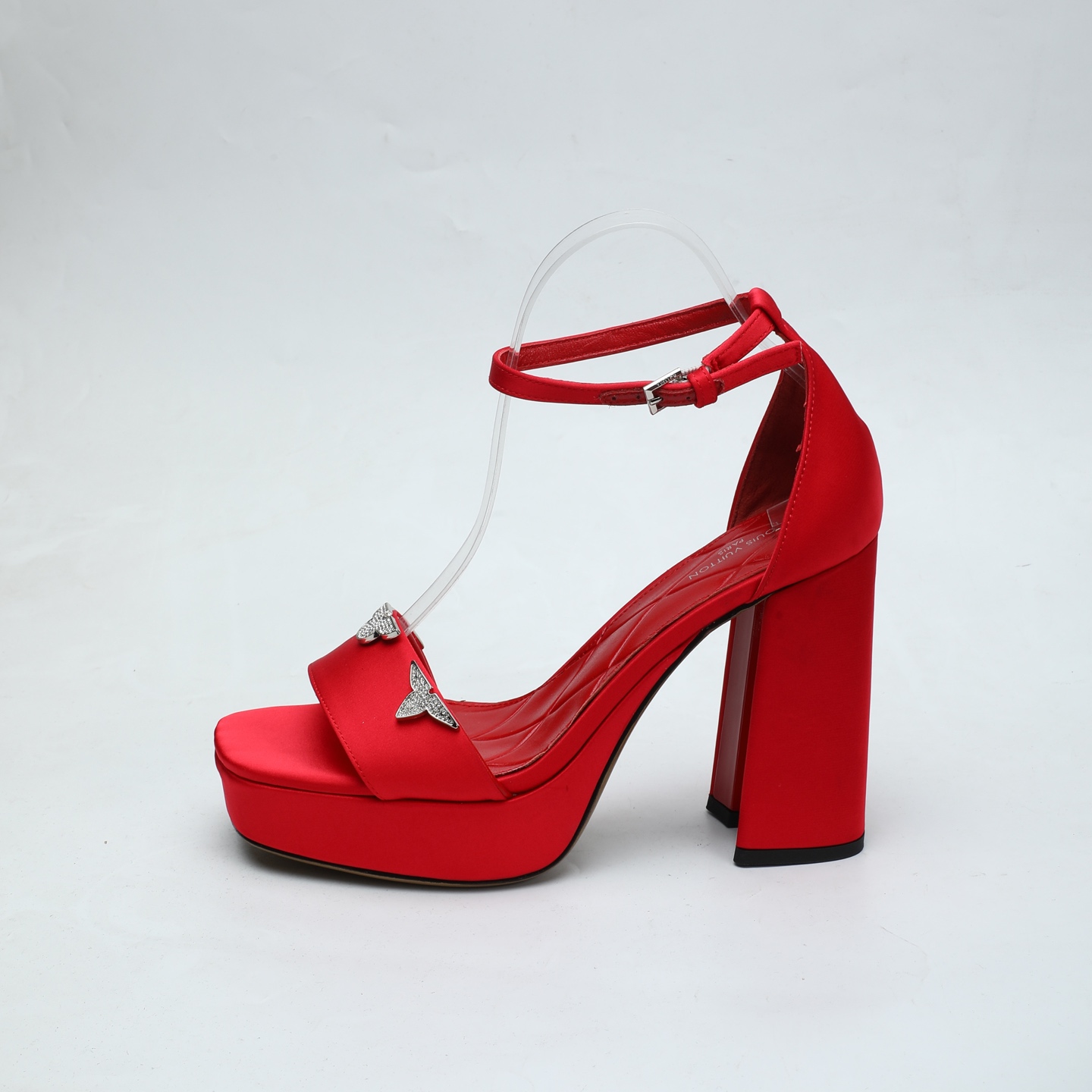 NO:790002,The latest 2026 L home spring and summer counter, the latest catwalk style water platform sandals, official website series, updated simultaneously, perfect last shape + LV new element buttons + water platform design, reappearing classics, simple and elegant style, not tiring to walk, not picky, high-end and beautiful on the feet, original inverted last type, ultimate 1:1 shape, high-end quality, imported high-end fabrics showing exquisite texture!  The fabric is imported silk cloth + cow patent leather, the lining is high-quality soft sheepskin, the foot pads are imported goatskin, the mold is opened to customize the A-grade high-density private mold outsole, and the luxury packaging!  11cm leather bag heel/2.5cm water platform bag/electroplating design, code number 35-40, (34.40.41 customized, non-refundable), high heels and sandals, louis vuitton, sandals, high heels, sheepskin, real silk198609092026最新L家春夏专柜最新走秀款水台凉鞋、官网系列、同步更新、、完美楦型+LV新元素扣子+水台设计、再现经典、款式简单大方、走路不累脚、不挑人、上脚高端大气好看、原版倒模楦型,极致1:1形体,高端品质、进口高端面料呈现出精致质感！ 面料进口真丝布+牛漆皮 内里优质柔软羊皮里 垫脚进口山羊皮 开模定制A级高密私模大底,奢华包装！ 11公分面皮包跟/2.5公分水台包皮/电镀设计 码数35-40、（34.40.41定制不退换）,高跟鞋凉鞋,louis vuitton,sandals,high heels,sheepskin,real silk,Women's Shoes