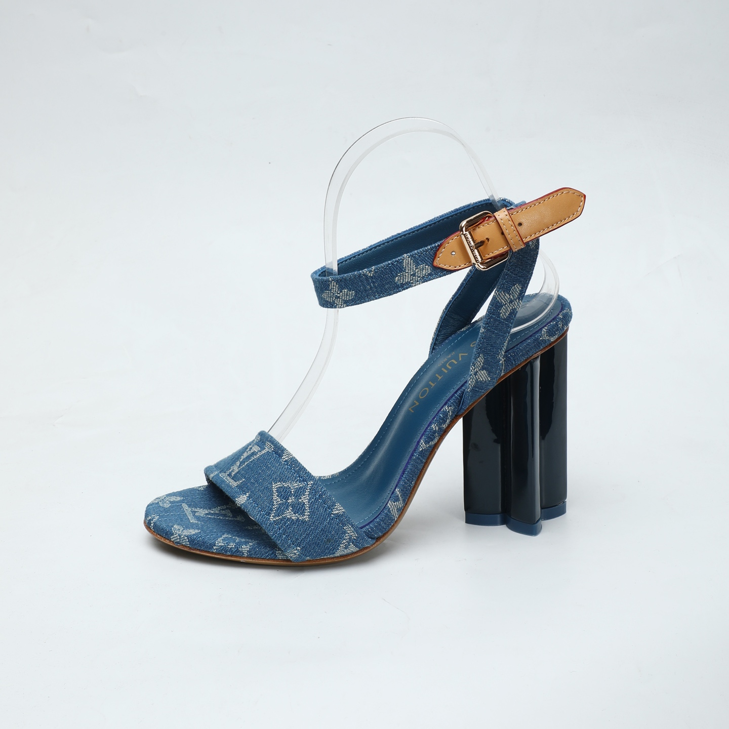 NO:790016,2026 latest L's spring and summer counter's latest catwalk sandals, official website series updated simultaneously, perfect last shape + oiled edge design of upper straps, reappearing classics, simple and elegant style, good-looking on the feet, original reverse mold last shape, ultimate 1:1 body shape, high-end quality, imported high-end fabrics showing exquisite texture!  Fabric: imported cow patent leather/imported calfskin/denim/presbyopia, lining of high-quality soft sheepskin, foot pads of imported goatskin, custom-made A-grade high-density private mold outsole, luxurious packaging!  10 cm plum blossom heel dough bag heel, size 35-40, (34.40.41 customized, non-refundable), high heels and sandals, sandals, high heels, cowhide, sheepskin198609092026最新L家春夏款专柜最新走秀凉鞋、官网系列同步更新、、完美楦型+鞋面带子油边设计、再现经典、款式简单大方、上脚大气好看、原版倒模楦型,极致1:1形体,高端品质、进口高端面料呈现出精致质感！ 面料进口牛漆皮/进口小牛皮/牛仔布/老花 内里优质柔软羊皮里 垫脚进口山羊皮 开模定制A级高密私模大底,奢华包装！ 10公分梅花跟面皮包跟 码数35-40、（34.40.41定制不退换）,高跟鞋凉鞋,sandals,high heels,cowhide,sheepskin,Women's Shoes