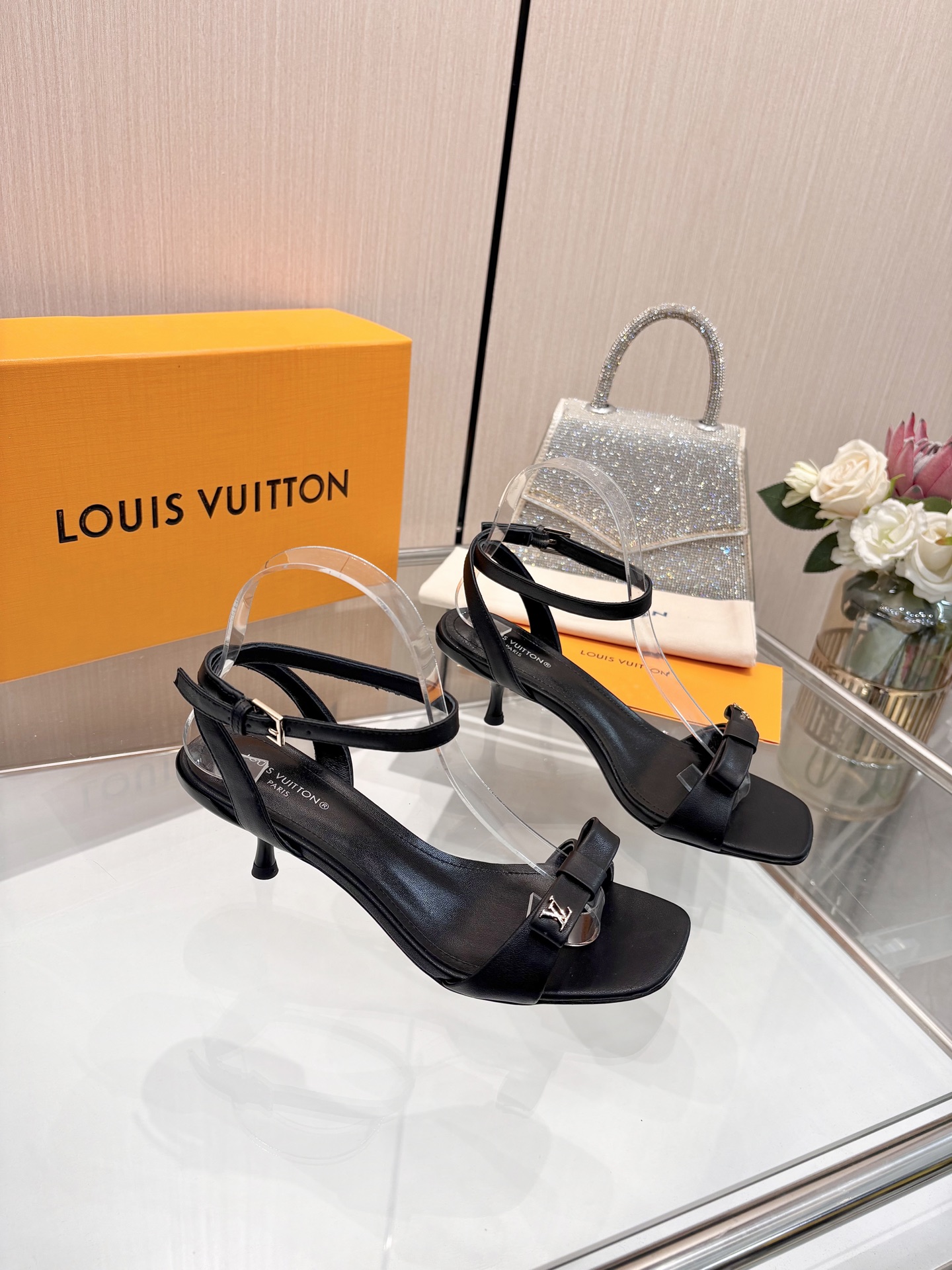 NO:786288,[Purchase level], Louis Vuitton 2026 official website spring and summer series!  Perfect last, new mid-heel sandals, official website updated simultaneously, LV hardware 'logo' is embellished, the upper is decorated with butterfly flower crafts, full of details, and the visual feast cannot conceal LV's elegant temperament. It is comfortable and easy to wear on the feet, full of femininity. The new original reverse mold last, the ultimate 1:1 shape, exquisite workmanship, and imported high-end fabrics show exquisite texture!  Fabric: silk cloth, high-quality soft sheepskin lining, imported goatskin for feet, Italian genuine leather outsole, 5.5 lacquered heels, size 34-41 (34.40, 41, customized, non-refundable and non-exchangeable), high heels and slippers, louis vuitton, louis vuitton, sandals, high heels, slippers, sheepskin, real silk, Leather soles19860909【代购级】、Louis Vuitton 2026官网春夏系列！完美楦型、 新品中跟凉鞋、官网同步更新 Lv五金 “logo”饰以点缀,鞋面蝴蝶花工艺、细节感拉满、效果视觉盛宴难以掩饰lv的优雅气质刚刚好、上脚舒适好穿、女人味十足. 新原版倒模楦型,极致1:1形体,做工精致、进口高端面料呈现出精致质感！ 面料真丝布 内里优质柔软羊皮里、 垫脚进口山羊皮、 意大利真皮大底 5.5烤漆跟 码数34-41（34.40、41、定制不退不换）,高跟鞋拖鞋,louis vuitton,louis vuitton,sandals,high heels,slippers,sheepskin,real silk,Leather soles,Women's Shoes