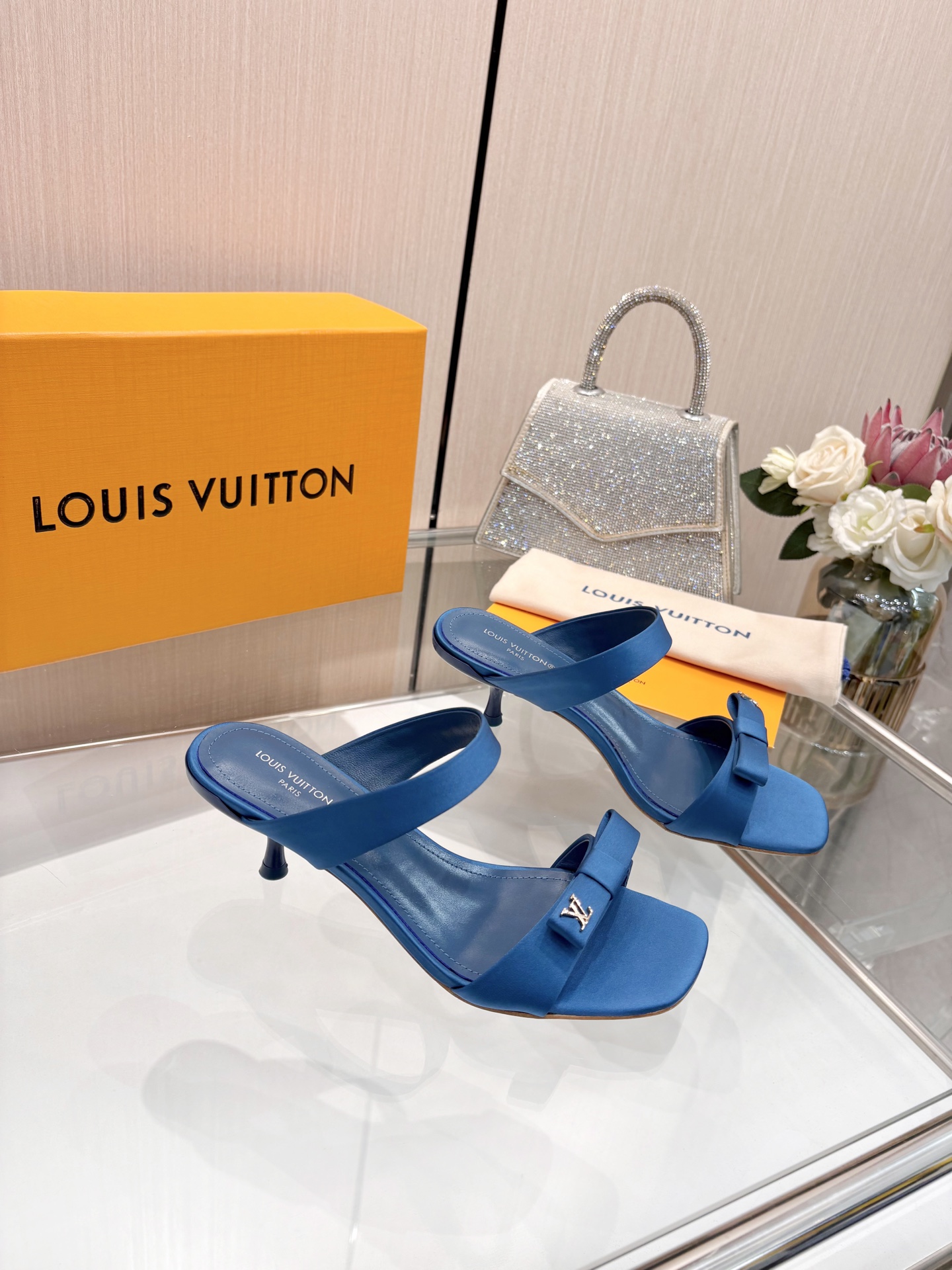 NO:786293,[Purchase level], Louis Vuitton 2026 official website spring and summer series!  Perfect last, new mid-heeled slippers, official website updated simultaneously, LV hardware 'logo' is embellished, the upper is decorated with butterfly flower crafts, full of details, and the visual feast can hardly conceal the elegant temperament of LV. It is comfortable and easy to wear on the feet, full of femininity. The new original inverted mold last, the ultimate 1:1 shape, exquisite workmanship, and imported high-end fabrics show exquisite texture!  Fabric: Silk cloth/calfskin, high-quality soft sheepskin lining, imported goatskin for feet, Italian genuine leather outsole, 5.5 lacquered heels, size 34-41 (34.40, 41, customized, non-returnable and non-exchangeable), high heels and slippers, louis vuitton, louis vuitton, high heels, slippers, cowhide, sheepskin, real silk, Leather soles19860909【代购级】、Louis Vuitton 2026官网春夏系列！完美楦型、 新品中跟拖鞋、官网同步更新 Lv五金 “logo”饰以点缀,鞋面蝴蝶花工艺、细节感拉满、效果视觉盛宴难以掩饰lv的优雅气质刚刚好、上脚舒适好穿、女人味十足. 新原版倒模楦型,极致1:1形体,做工精致、进口高端面料呈现出精致质感！ 面料真丝布/小牛皮 内里优质柔软羊皮里、 垫脚进口山羊皮、 意大利真皮大底 5.5烤漆跟 码数34-41（34.40、41、定制不退不换）,高跟鞋拖鞋,louis vuitton,louis vuitton,high heels,slippers,cowhide,sheepskin,real silk,Leather soles,Women's Shoes