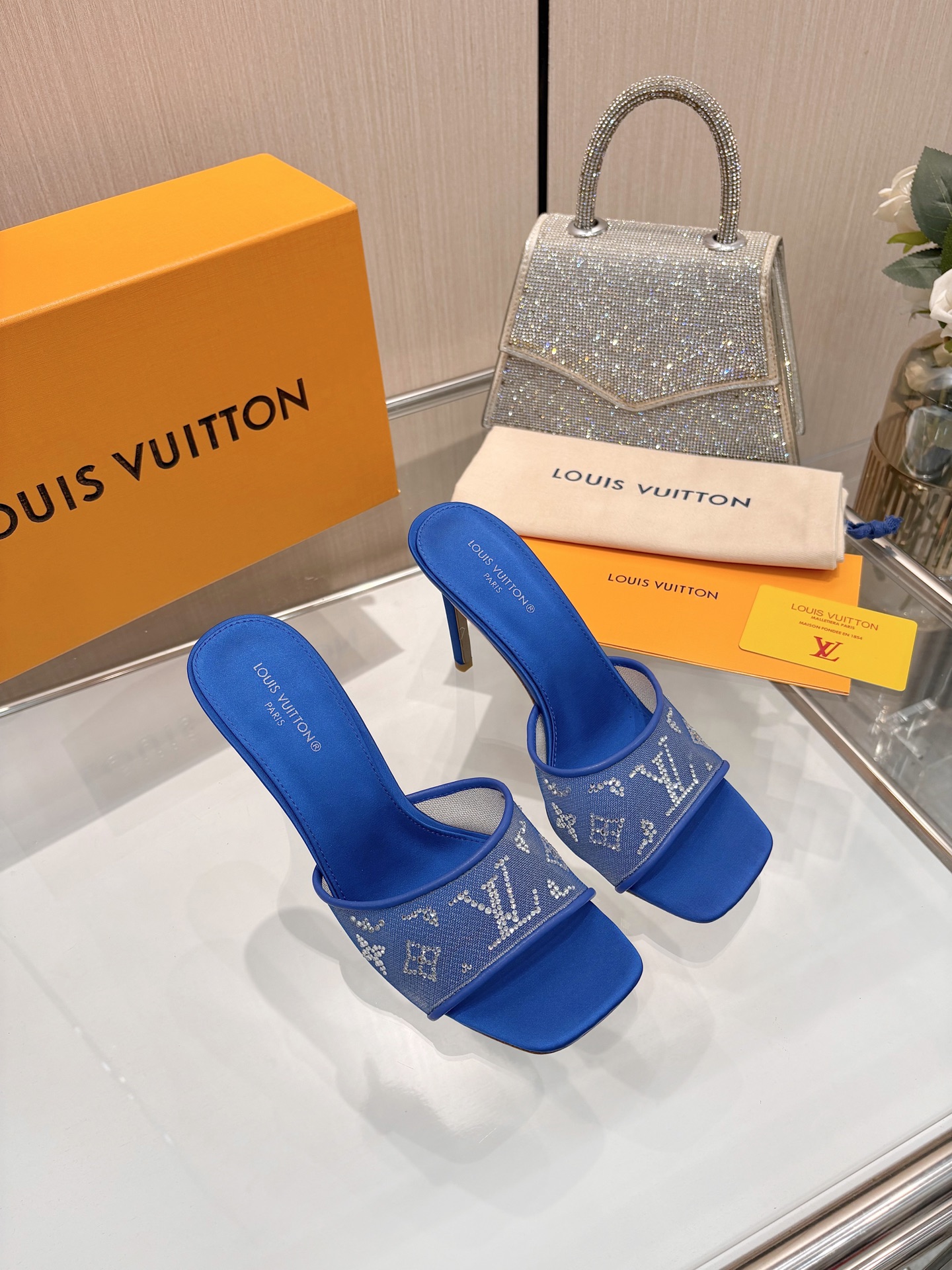 NO:869087,[Purchase level], Louis Vuitton 2026 official website spring and summer series!  Perfect last, new high-heeled sandals, official website updated simultaneously. LV hot-drilled 'logo' is embellished. The upper is embellished with hot-drilled diamonds, full of details, and the visual feast can hardly conceal the elegant temperament of LV. It is comfortable and easy to wear on the feet, and full of femininity. The new original reverse mold last, the ultimate 1:1 shape, exquisite workmanship, and imported high-end fabrics show exquisite texture!  Fabric imported mesh, lining of high-quality soft sheepskin, foot pads imported silk cloth, Italian genuine leather outsole 9CM leather bag heel size 34-41 (34.40, 41, customization is non-refundable and non-exchangeable), high heels and slippers, louis vuitton, louis vuitton, sandals, high heels, slippers, sheepskin, real silk, Leather soles19860909【代购级】、Louis Vuitton 2026官网春夏系列！完美楦型、 新品高跟凉鞋、官网同步更新 Lv烫钻“logo”饰以点缀,鞋面烫钻工艺、细节感拉满、效果视觉盛宴难以掩饰lv的优雅气质刚刚好、上脚舒适好穿、女人味十足. 新原版倒模楦型,极致1:1形体,做工精致、进口高端面料呈现出精致质感！ 面料进口网纱 内里优质柔软羊皮里、 垫脚进口真丝布、 意大利真皮大底 9CM面皮包跟 码数34-41（34.40、41、定制不退不换）,高跟鞋拖鞋,louis vuitton,louis vuitton,sandals,high heels,slippers,sheepskin,real silk,Leather soles,Women's Shoes