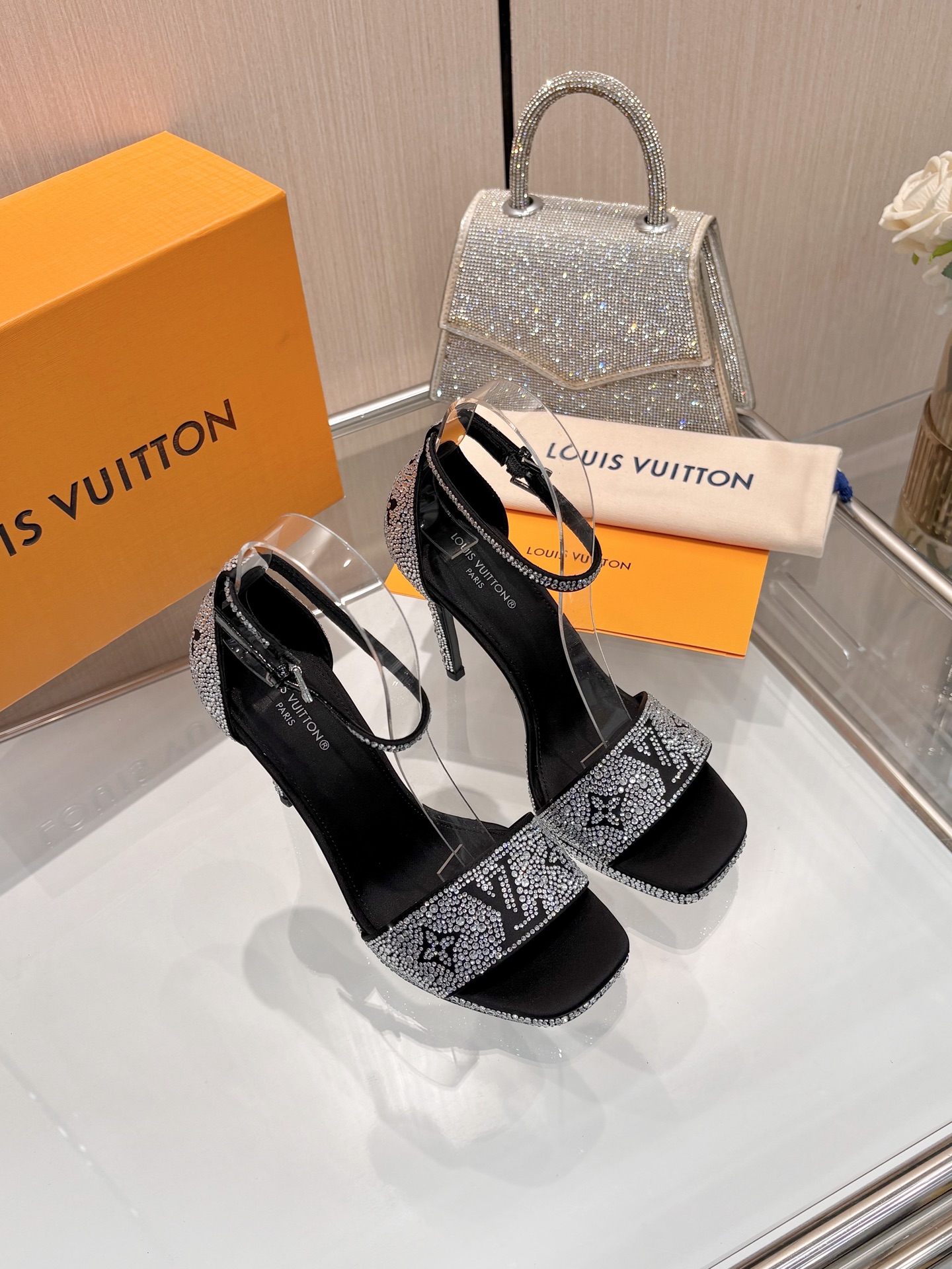 NO:874839,Louis Vuitton 2026 official website spring and summer series!  Perfect last, new high-heeled sandals, official website updated simultaneously. LV hot-drilled 'logo' is embellished. The upper is embellished with hot-drilled diamonds, full of details, and the visual feast can hardly conceal the elegant temperament of LV. It is comfortable and easy to wear on the feet, and full of femininity. The new original reverse mold last, the ultimate 1:1 shape, exquisite workmanship, and imported high-end fabrics show exquisite texture!  Fabric imported silk cloth, high-quality sheepskin lining, real silk cloth for feet, Italian genuine leather outsole, 11 cm leather bag heel/1.5 cm water platform bag leather, code number 34-41 (34.40, 41, customized, non-returnable and non-exchangeable), high heels and sandals, louis vuitton, louis vuitton, sandals, high heels, sheepskin, real silk, Leather soles19860909Louis Vuitton 2026官网春夏系列！完美楦型、 新品高跟凉鞋、官网同步更新 Lv烫钻“logo”饰以点缀,鞋面烫钻工艺、细节感拉满、效果视觉盛宴难以掩饰lv的优雅气质刚刚好、上脚舒适好穿、女人味十足. 新原版倒模楦型,极致1:1形体,做工精致、进口高端面料呈现出精致质感！ 面料进口真丝布 内里优质羊皮里 垫脚真丝布、 意大利真皮大底 11公分面皮包跟/1.5公分水台包面皮 码数34-41（34.40、41、定制不退不换）,高跟鞋凉鞋,louis vuitton,louis vuitton,sandals,high heels,sheepskin,real silk,Leather soles,Women's Shoes