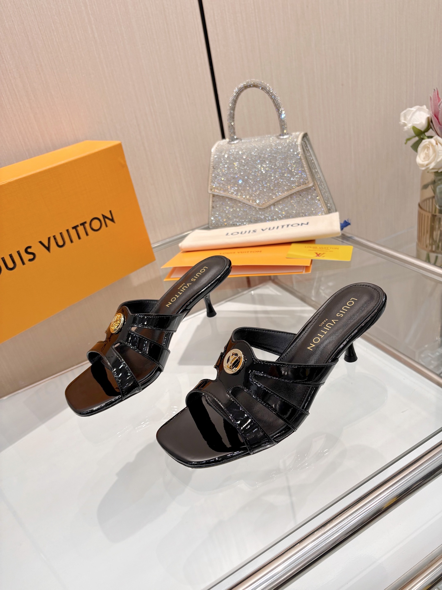 NO:882871,2026 latest L family spring and summer latest catwalk mid-heeled slippers, updated high-end series, perfect last shape + oil edge design on the upper, classic, simple and elegant style, good-looking on the foot, original reverse mold last shape, ultimate 1:1 shape, high-end quality, imported high-end fabrics showing exquisite texture!  Fabric calfskin/cow patent leather/presbyopia, high-quality soft sheepskin lining, imported goatskin for foot pads, custom-made A-grade high-density private mold outsole, luxurious packaging!  5.5 painted heels, size 35-40, (34.40.41 customized, non-returnable), high heels and slippers, high heels, slippers, cowhide, sheepskin198609092026最新L家春夏款最新走秀中跟拖鞋,高定系列更新、完美楦型+鞋面油边设计、款式经典简单大方、上脚大气好看、原版倒模楦型,极致1:1形体,高端品质、进口高端面料呈现出精致质感！ 面料小牛皮/牛漆皮/老花 内里优质柔软羊皮里 垫脚进口山羊皮 开模定制A级高密私模大底,奢华包装！ 5.5烤漆跟 码数35-40、（34.40.41定制不退换）,高跟鞋拖鞋,high heels,slippers,cowhide,sheepskin,Women's Shoes