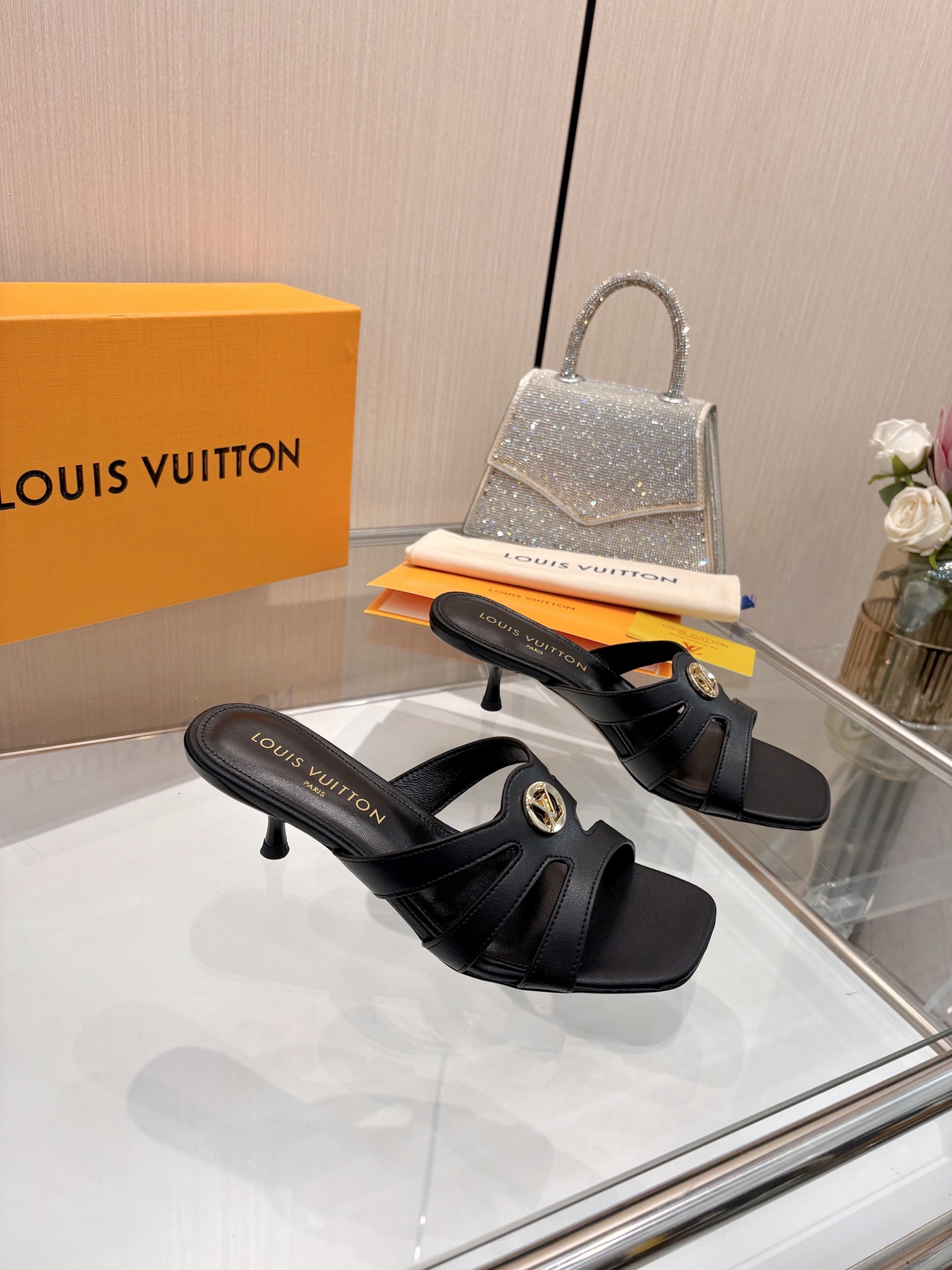 NO:882874,2026 latest L family spring and summer latest catwalk mid-heeled slippers, updated high-end series, perfect last shape + oil edge design on the upper, classic, simple and elegant style, good-looking on the foot, original reverse mold last shape, ultimate 1:1 shape, high-end quality, imported high-end fabrics showing exquisite texture!  Fabric calfskin/cow patent leather/presbyopia, high-quality soft sheepskin lining, imported goatskin for foot pads, custom-made A-grade high-density private mold outsole, luxurious packaging!  5.5 painted heels, size 35-40, (34.40.41 customized, non-returnable), high heels and slippers, high heels, slippers, cowhide, sheepskin198609092026最新L家春夏款最新走秀中跟拖鞋,高定系列更新 完美楦型+鞋面油边设计、款式经典简单大方、上脚大气好看、原版倒模楦型,极致1:1形体,高端品质、进口高端面料呈现出精致质感！ 面料小牛皮/牛漆皮/老花 内里优质柔软羊皮里 垫脚进口山羊皮 开模定制A级高密私模大底,奢华包装！ 5.5烤漆跟 码数35-40、（34.40.41定制不退换）,高跟鞋拖鞋,high heels,slippers,cowhide,sheepskin,Women's Shoes