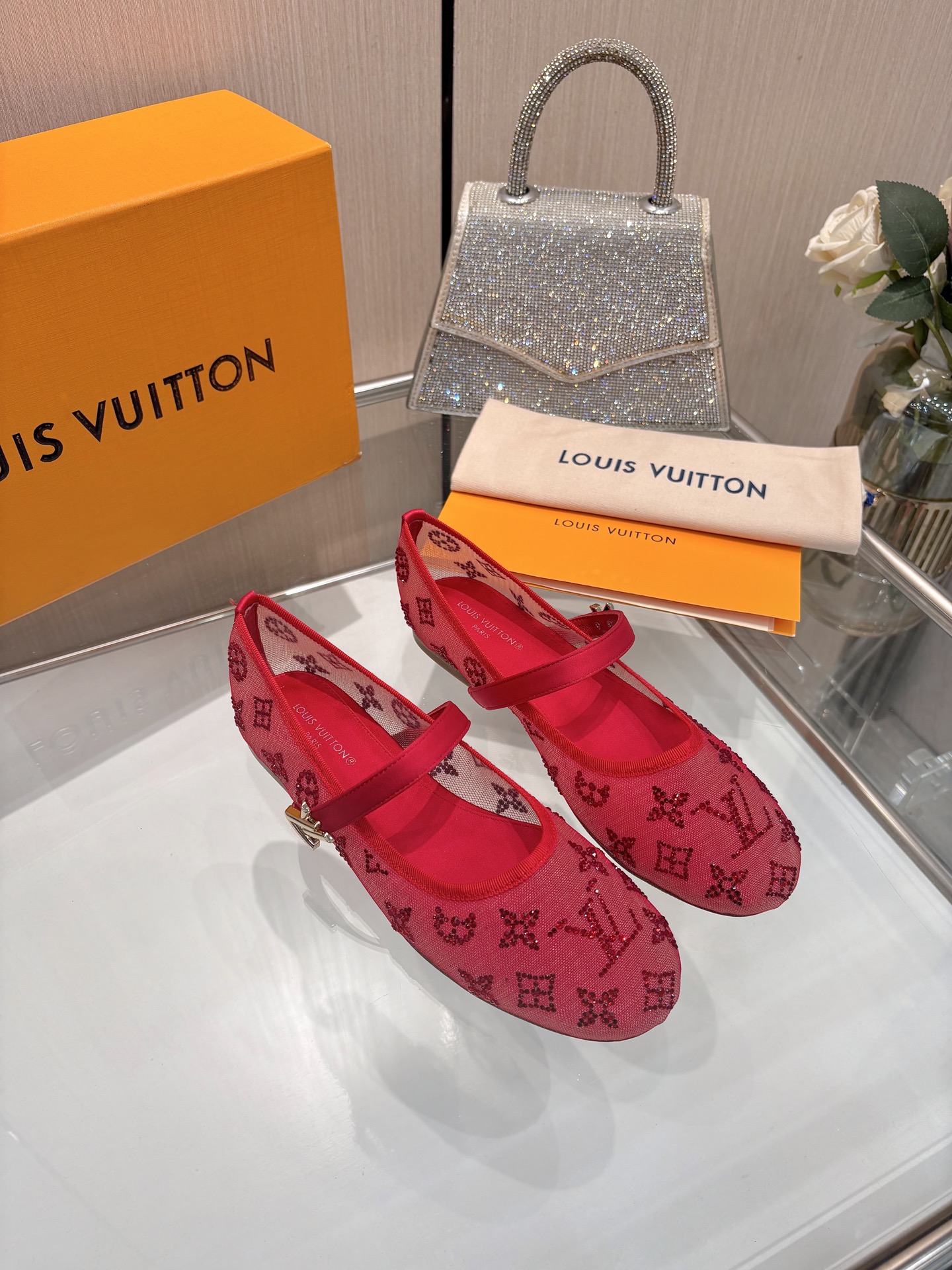 NO:957462,, purchasing agent level], Louis Vuitton 2026 official website summer series!  Perfect last, new product net diamond flat shoes, official website updated simultaneously. LV hot diamond 'logo' is embellished. The upper is hot diamond technology, full of details, and the visual feast cannot conceal the elegant temperament of LV. It is comfortable and easy to wear on the feet, and the style is novel, chic and generous. The new original reverse mold last, the ultimate 1:1 shape, exquisite workmanship, and imported high-end fabrics show exquisite texture!  Fabric imported mesh/silk cloth, foot pad silk cloth, Italian leather outsole, size 34-41 (34.40, 41, customized, non-refundable and non-exchangeable), ballet shoes, louis vuitton, louis vuitton, flats, real silk, Leather soles19860909、代购级】、Louis Vuitton 2026官网夏日系列！完美楦型、 新品网钻平底鞋、官网同步更新 Lv烫钻“logo”饰以点缀,鞋面烫钻工艺、细节感拉满、效果视觉盛宴难以掩饰lv的优雅气质刚刚好、上脚舒适好穿、款式新颖别致时尚大方. 新原版倒模楦型,极致1:1形体,做工精致、进口高端面料呈现出精致质感！ 面料进口网纱/真丝布 垫脚真丝布、 意大利真皮大底 码数34-41（34.40、41、定制不退不换）,芭蕾舞鞋,louis vuitton,louis vuitton,flats,real silk,Leather soles,Women's Shoes