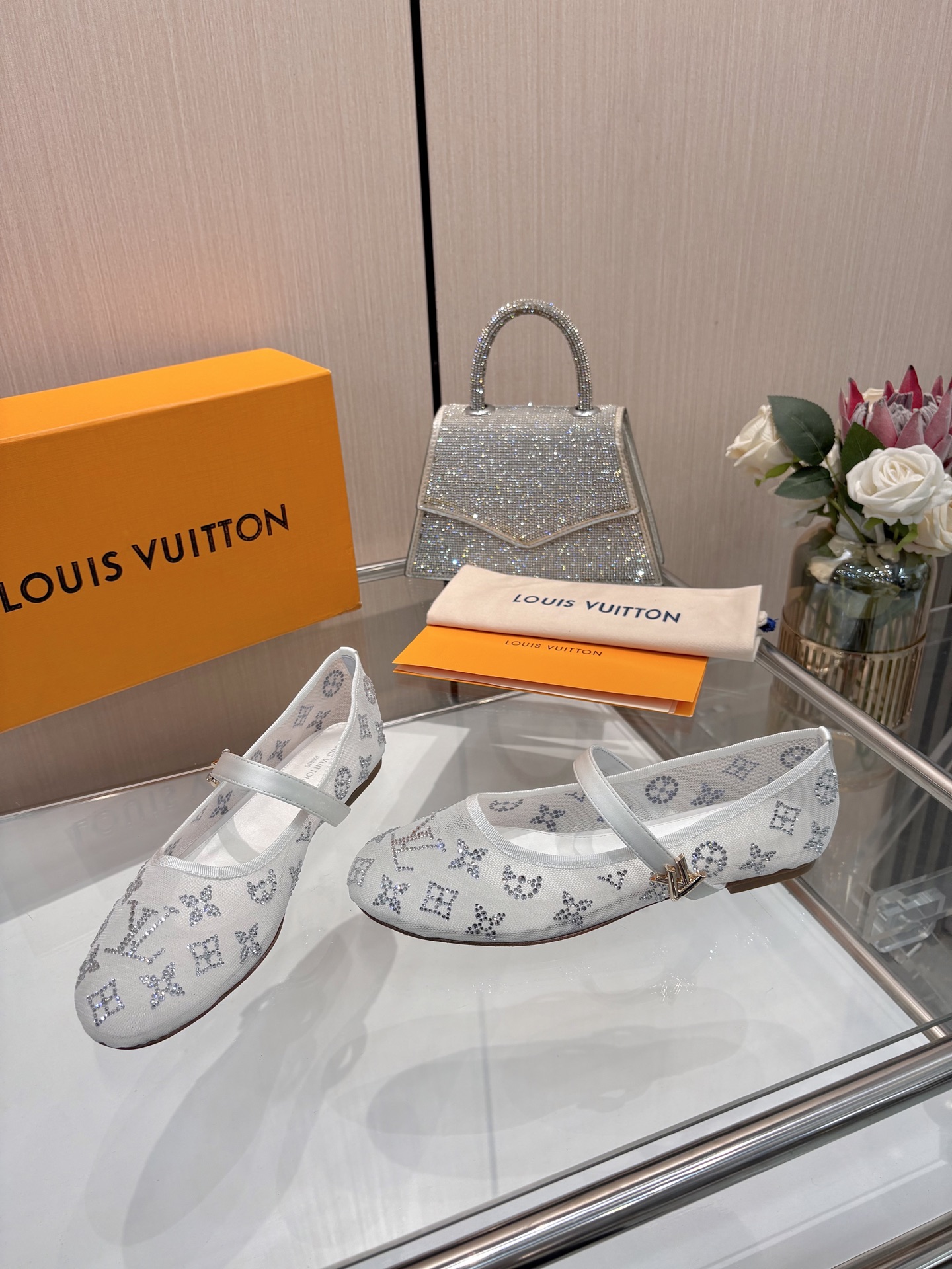 NO:957471,, purchasing agent level], Louis Vuitton 2026 official website summer series!  Perfect last, new product net diamond flat shoes, official website updated simultaneously. LV hot diamond 'logo' is embellished. The upper is hot diamond technology, full of details, and the visual feast cannot conceal the elegant temperament of LV. It is comfortable and easy to wear on the feet, and the style is novel, chic and generous. The new original reverse mold last, the ultimate 1:1 shape, exquisite workmanship, and imported high-end fabrics show exquisite texture!  Fabric imported mesh/silk cloth, foot pad silk cloth, Italian leather outsole, size 34-41 (34.40, 41, customized, non-refundable and non-exchangeable), ballet shoes, louis vuitton, louis vuitton, flats, real silk, Leather soles19860909、代购级】、Louis Vuitton 2026官网夏日系列！完美楦型、 新品网钻平底鞋、官网同步更新 Lv烫钻“logo”饰以点缀,鞋面烫钻工艺、细节感拉满、效果视觉盛宴难以掩饰lv的优雅气质刚刚好、上脚舒适好穿、款式新颖别致时尚大方. 新原版倒模楦型,极致1:1形体,做工精致、进口高端面料呈现出精致质感！ 面料进口网纱/真丝布 垫脚真丝布、 意大利真皮大底 码数34-41（34.40、41、定制不退不换）,芭蕾舞鞋,louis vuitton,louis vuitton,flats,real silk,Leather soles,Women's Shoes