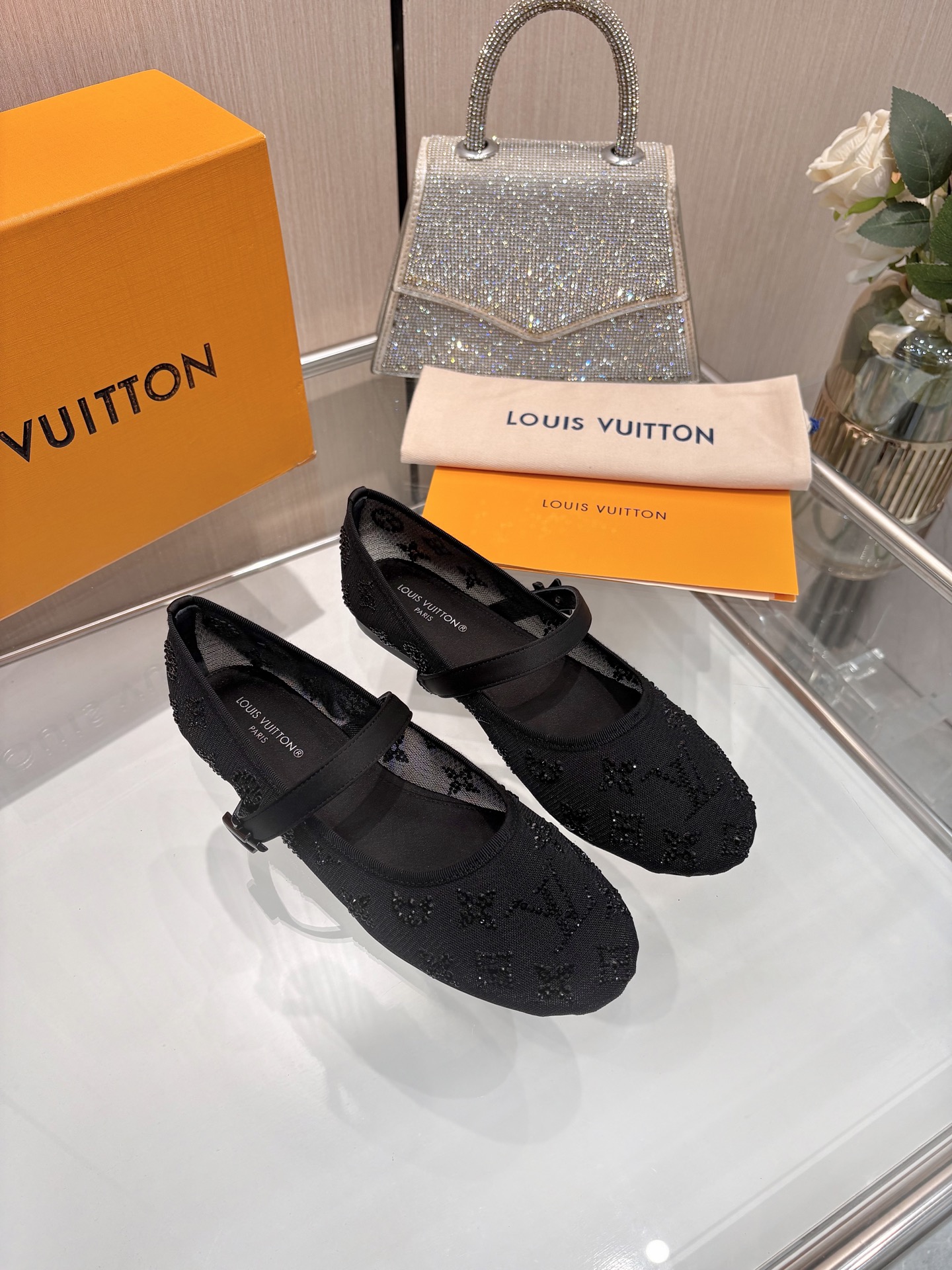 NO:957454,, purchasing agent level], Louis Vuitton 2026 official website summer series!  Perfect last, new product net diamond flat shoes, official website updated simultaneously. LV hot diamond 'logo' is embellished. The upper is hot diamond technology, full of details, and the visual feast cannot conceal the elegant temperament of LV. It is comfortable and easy to wear on the feet, and the style is novel, chic and generous. The new original reverse mold last, the ultimate 1:1 shape, exquisite workmanship, and imported high-end fabrics show exquisite texture!  Fabric imported mesh/silk cloth, foot pad silk cloth, Italian leather outsole, size 34-41 (34.40, 41, customized, non-refundable and non-exchangeable), ballet shoes, louis vuitton, louis vuitton, flats, real silk, Leather soles19860909、代购级】、Louis Vuitton 2026官网夏日系列！完美楦型、 新品网钻平底鞋、官网同步更新 Lv烫钻“logo”饰以点缀,鞋面烫钻工艺、细节感拉满、效果视觉盛宴难以掩饰lv的优雅气质刚刚好、上脚舒适好穿、款式新颖别致时尚大方. 新原版倒模楦型,极致1:1形体,做工精致、进口高端面料呈现出精致质感！ 面料进口网纱/真丝布 垫脚真丝布、 意大利真皮大底 码数34-41（34.40、41、定制不退不换）,芭蕾舞鞋,louis vuitton,louis vuitton,flats,real silk,Leather soles,Women's Shoes