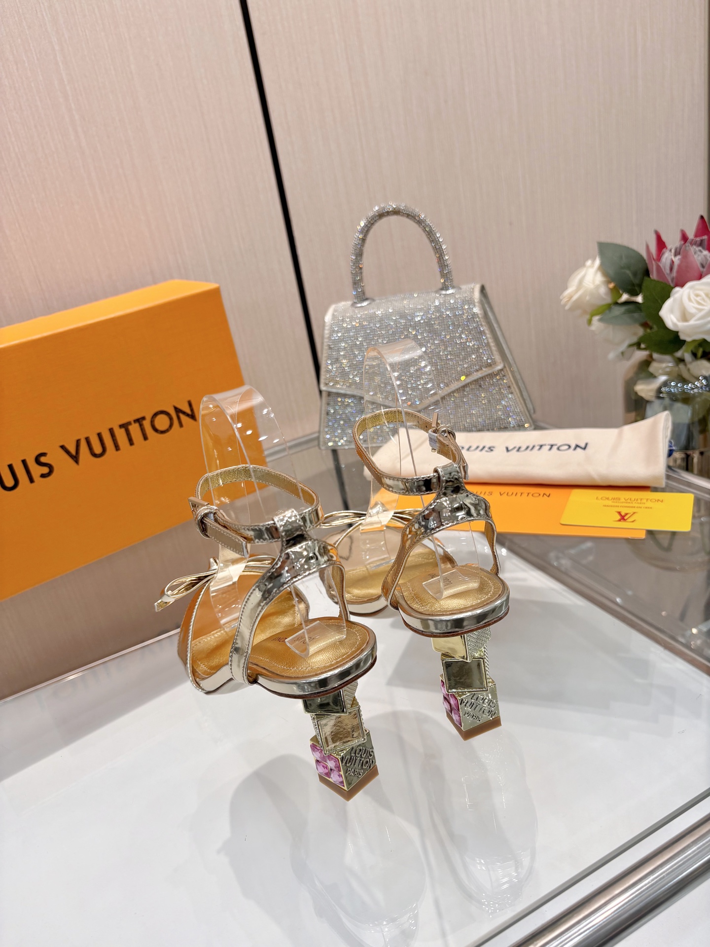 NO:957447,Purchasing agent level], Louis Vuitton 2026 official website summer series!  Perfect last, new rhinestone high-heeled sandals, official website updated simultaneously, LV electroplated rhinestone 'logo' is embellished, the upper bow craft, full of details, the visual feast can hardly conceal the elegance of LV, just right, comfortable and easy to wear, novel and chic, fashionable and elegant, full of femininity. The new original inverted last, the ultimate 1:1 shape, exquisite workmanship, imported high-end fabrics show exquisite texture!  Fabric imported silk cloth/sheepskin, padded goatskin, Italian genuine leather outsole, 7.5 electroplated rhinestone heels, size 34-41 (34.40, 41, customized, non-refundable, non-exchangeable), high heels and sandals, louis vuitton, louis vuitton, sandals, high heels, sheepskin, real silk, Leather soles19860909代购级】、Louis Vuitton 2026官网夏日系列！完美楦型、 新品水钻高跟凉鞋、官网同步更新 Lv电镀水钻“logo”饰以点缀,鞋面蝴蝶结工艺、细节感拉满、效果视觉盛宴难以掩饰lv的优雅气质刚刚好、上脚舒适好穿、款式新颖别致时尚大方,女人味十足. 新原版倒模楦型,极致1:1形体,做工精致、进口高端面料呈现出精致质感！ 面料进口真丝布/羊皮 垫脚山羊皮 意大利真皮大底 7.5电镀水钻跟 码数34-41（34.40、41、定制不退不换）,高跟鞋凉鞋,louis vuitton,louis vuitton,sandals,high heels,sheepskin,real silk,Leather soles,Women's Shoes