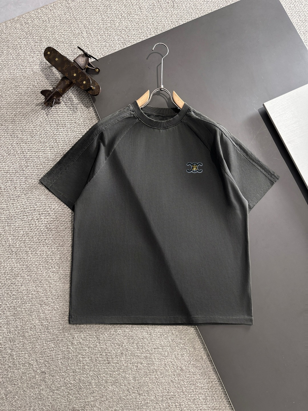 隔天出货 高品质 Celine/赛琳 2025春夏新款男款蜡染水洗短袖T恤 精梳重磅洗后双纱面料，高强度面料掂起来手感份量十足，上身也比普通T更加有质感，不易变形，这种质地能应对天气自如，吸汗透气，冷热皆宜！参照原版一针一线完美出品！宽松…