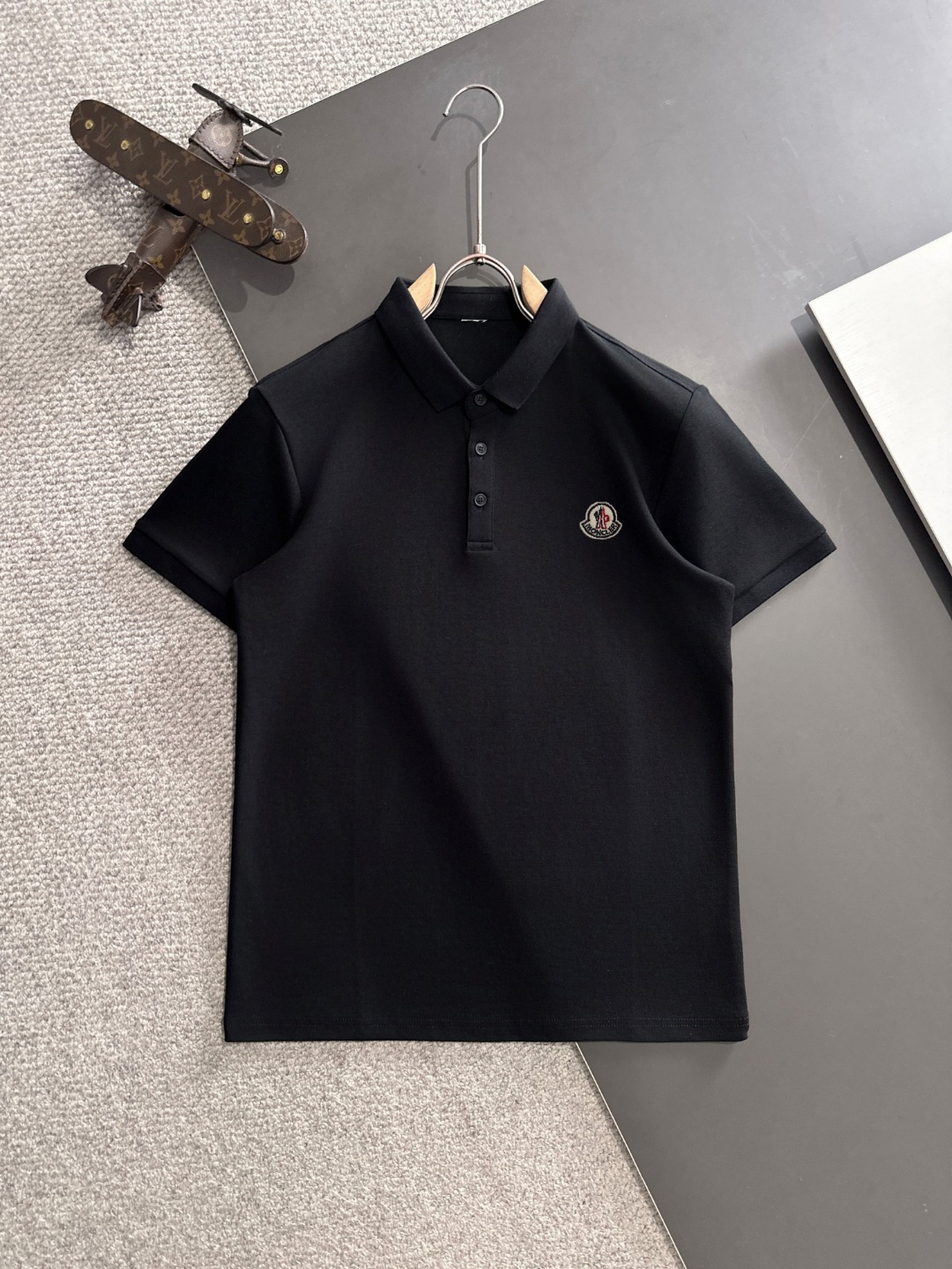 【窄领款】隔天出货 特殊版本 Moncler/蒙口25ss春夏新款高定珠地棉T恤 意大利进口机器制造 真正做到顶奢高品质 1:1COPY闭眼入 精梳重磅的面料，高强度高克重面料掂起来手感份量十足，上身也比普通T更加有质感，不易变形，这种质…