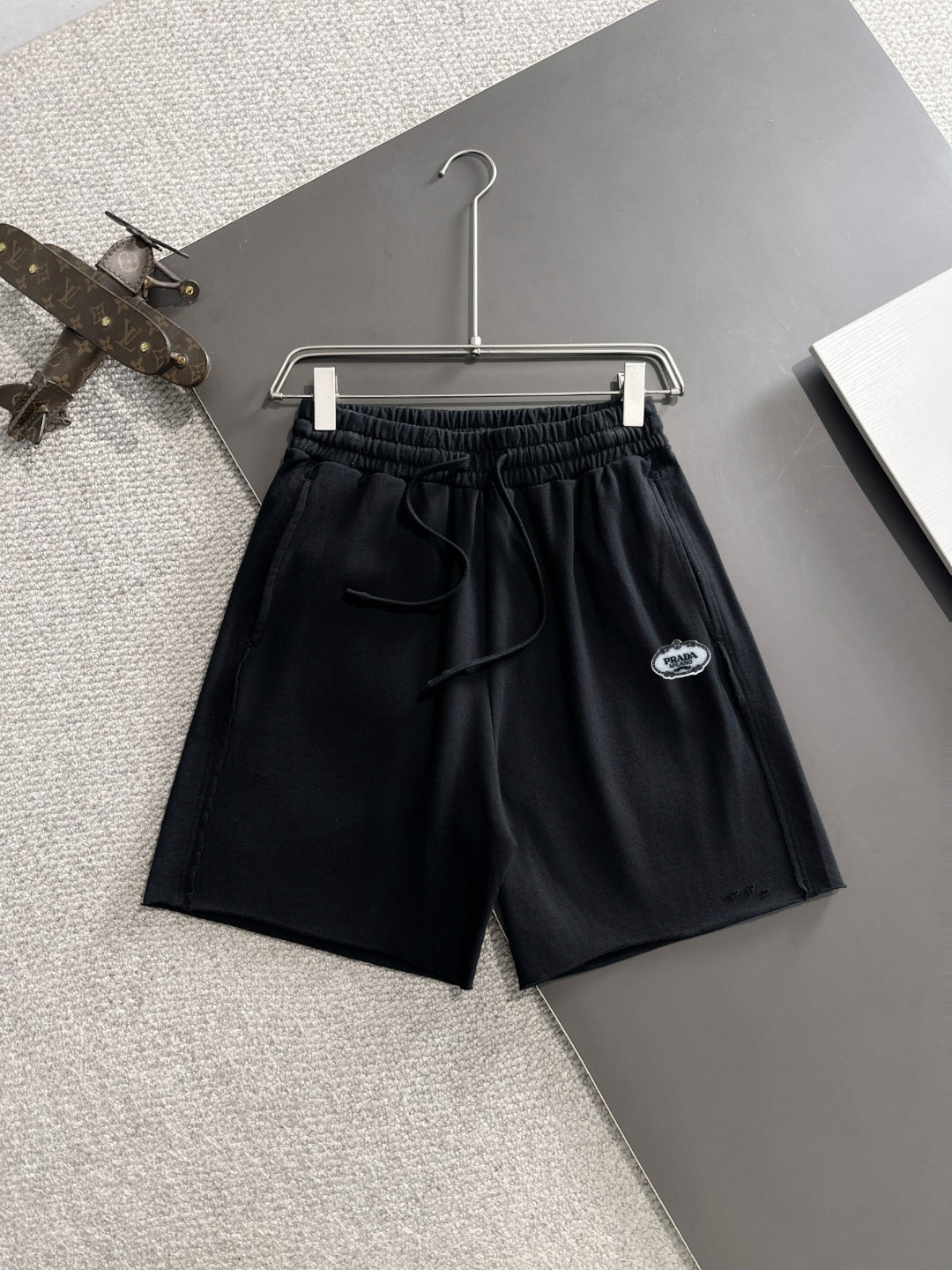 Envío al día siguiente, productos de alta gama PRADA/Prada 2025 primavera y verano nuevos pantalones cortos sueltos cas…