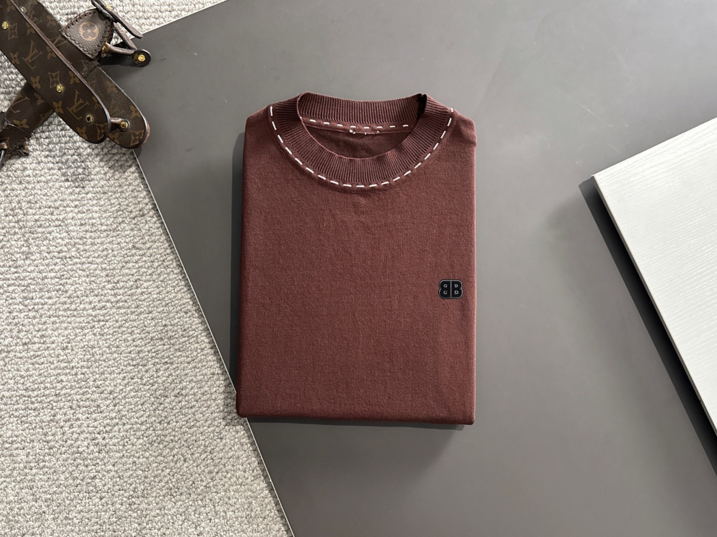 隔天出货 P145 高品质 BALENCIAGA/巴黎世家 25ss春夏新款高定T恤 意大利进口机器制造 真正做到顶奢高品质 1:1COPY闭眼入 精梳重磅的面料，高强度高克重面料掂起来手感份量十足，上身也比普通T更加有质感，不易变形，这种质地能应对天气自如，吸汗透气，冷热皆宜！参照原版一针一线完美出品！宽松版型设计超显高贵。定织标志性罗纹领口、袖口、下摆。真正少而又少的货 尺码：M-XXXL