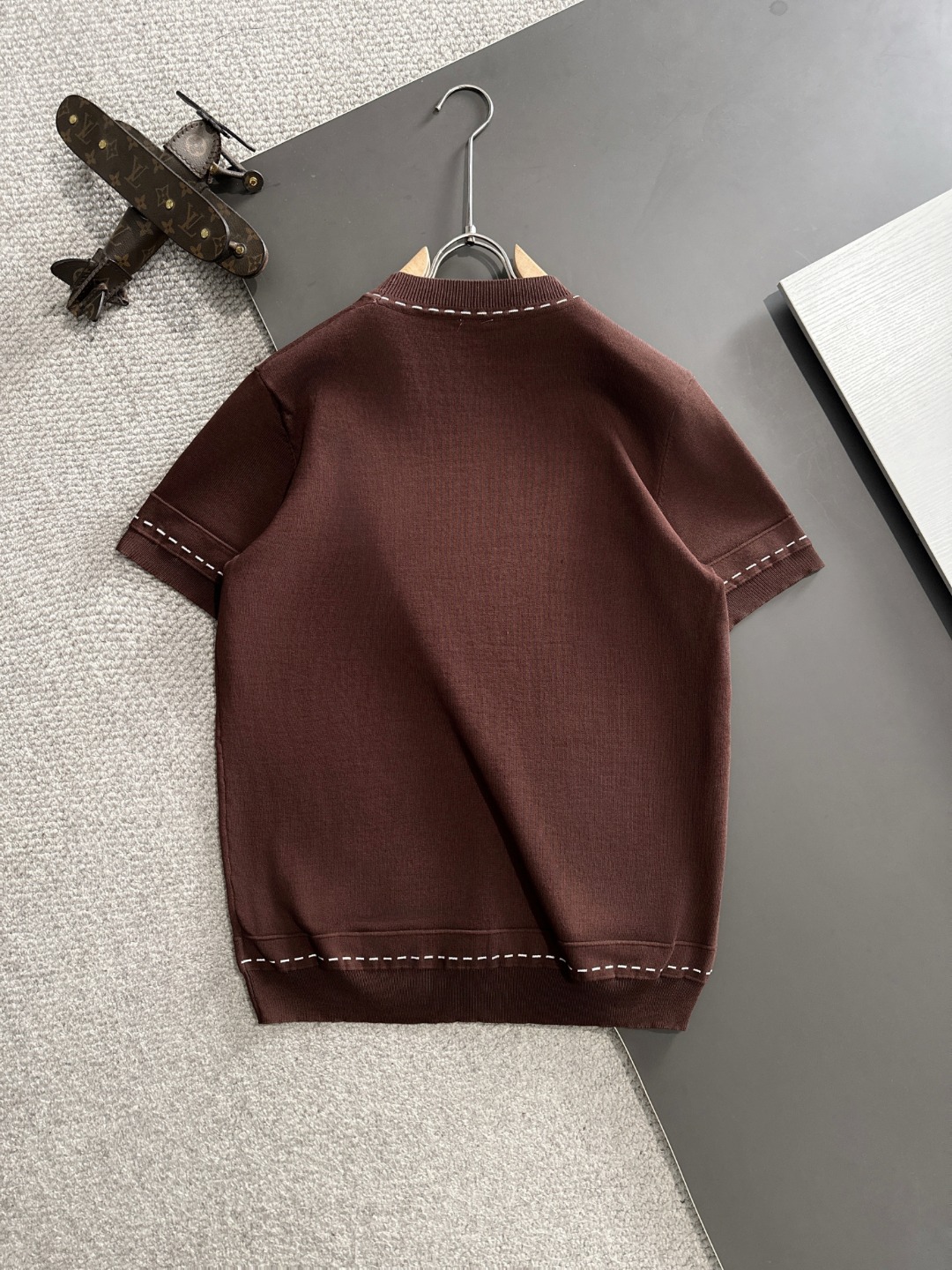 隔天出货 P145 高品质 BALENCIAGA/巴黎世家 25ss春夏新款高定T恤 意大利进口机器制造 真正做到顶奢高品质 1:1COPY闭眼入 精梳重磅的面料，高强度高克重面料掂起来手感份量十足，上身也比普通T更加有质感，不易变形，这种质地能应对天气自如，吸汗透气，冷热皆宜！参照原版一针一线完美出品！宽松版型设计超显高贵。定织标志性罗纹领口、袖口、下摆。真正少而又少的货 尺码：M-XXXL