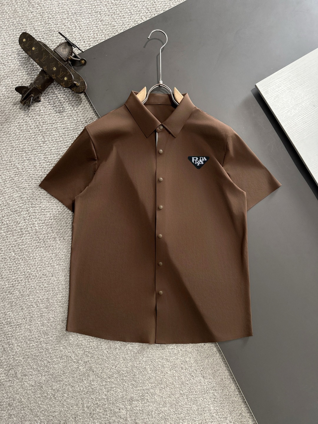 Envío al día siguiente, nueva camiseta POLO con solapa de alta definición PRADA/Prada 25ss primavera y verano de alta c…
