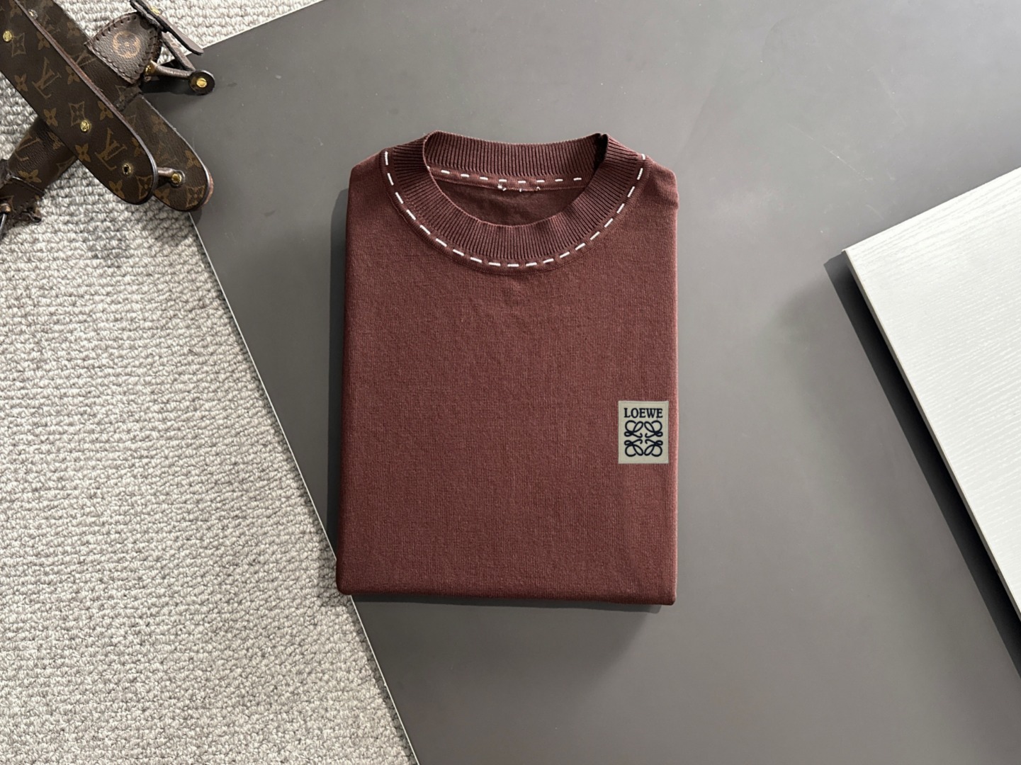 NO:143361,Shipping the next day High-quality LOEWE/Loiwei 25ss Spring and Summer New High-Custom T-shirt Made from Italy Imported Machinery Manufacturing Really Luxury High-quality Model Closed Eyes Combed Heavy Fabric High-Strength High-Gram Weight Fabric Fully Feeling Full-weighted, High-Top Heavy Fabric is more textured than ordinary T and is not easy to deform. This texture can handle the weather freely, absorb sweat and breathable, and be suitable for both hot and cold!  It is perfectly produced by reference to the original version with one stitch and one thread!  Loose style design makes you look noble. The iconic ribbed neckline, cuffs, hem. It is really small and small. Size M-XXXL, loewe, loewe, tees, t-shirt, alexander wang19860909隔天出货 高品质 LOEWE/罗意威 25ss春夏新款高定T恤 意大利进口机器制造 真正做到顶奢高品质 闭眼入的款 精梳重磅的面料 高强度高克重面料掂起来手感份量十足,上身也比普通T更加有质感,不易变形,这种质地能应对天气自如,吸汗透气,冷热皆宜！参照原版一针一线完美出品！宽松版型设计超显高贵.定织标志性罗纹领口、袖口、下摆.真正少而又少的货 尺码M-XXXL,,loewe,loewe,tees，t-shirt,alexander wang,Men's clothing