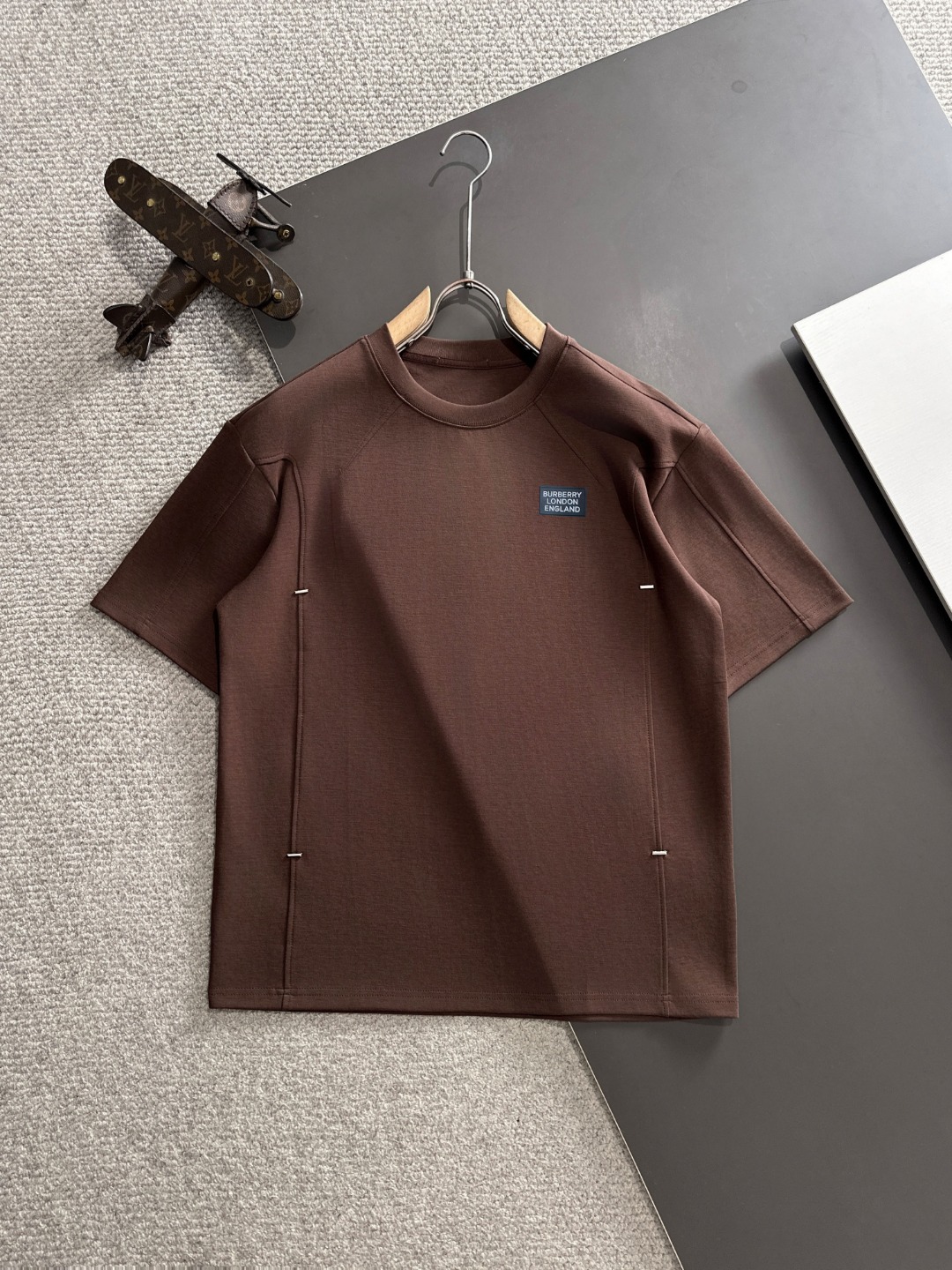 NO:143385,Shipping the next day High-quality BURBERRY/Burberry 25ss Spring and Summer New High-Custom T-shirts Made from Italy Imported Machinery Manufacturing Really Luxury High-quality Model Closed Eyes Combed Heavy Fabric High-Strength High-Gram Weight Fabric Fully Feeling Full-weighted, High-Top Heavy Fabric is more textured than ordinary T and is not easy to deform. This texture can handle the weather freely, absorb sweat and breathable, and be suitable for both hot and cold!  It is perfectly produced by reference to the original version with one stitch and one thread!  Loose style design makes you look noble. The iconic ribbed neckline, cuffs, hem. It is really small and small. Size M-XXXL, burberry, burberry, tees, t-shirt, alexander wang19860909隔天出货 高品质 BURBERRY/巴宝莉 25ss春夏新款高定T恤 意大利进口机器制造 真正做到顶奢高品质 闭眼入的款 精梳重磅的面料 高强度高克重面料掂起来手感份量十足,上身也比普通T更加有质感,不易变形,这种质地能应对天气自如,吸汗透气,冷热皆宜！参照原版一针一线完美出品！宽松版型设计超显高贵.定织标志性罗纹领口、袖口、下摆.真正少而又少的货 尺码M-XXXL,,burberry,burberry,tees，t-shirt,alexander wang,Men's clothing