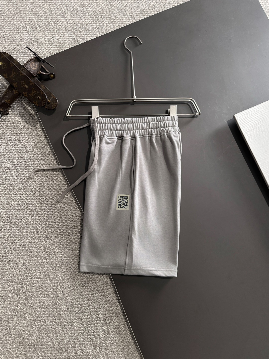 隔天出货 P225  LOEWE/罗意威 高品质 2025春夏新款松紧带休闲重工水洗套装，蜡染牛肚吸汗透气，专柜定制面料 透气舒适度高，细节无可挑剔，品牌元素设计理念，体现高品质。手感细腻柔软！呈现休闲裁剪，上身版型超赞！贸易公司渠道稀出，同步官网发售！来自男士高端定位品牌，高段位，低调奢华的品味，让人无法拒绝！做工精美、品相无法挑剔！整体风格简约时尚不过时，完全满足了有格调品味的穿搭要求！
尺码：S-XXL