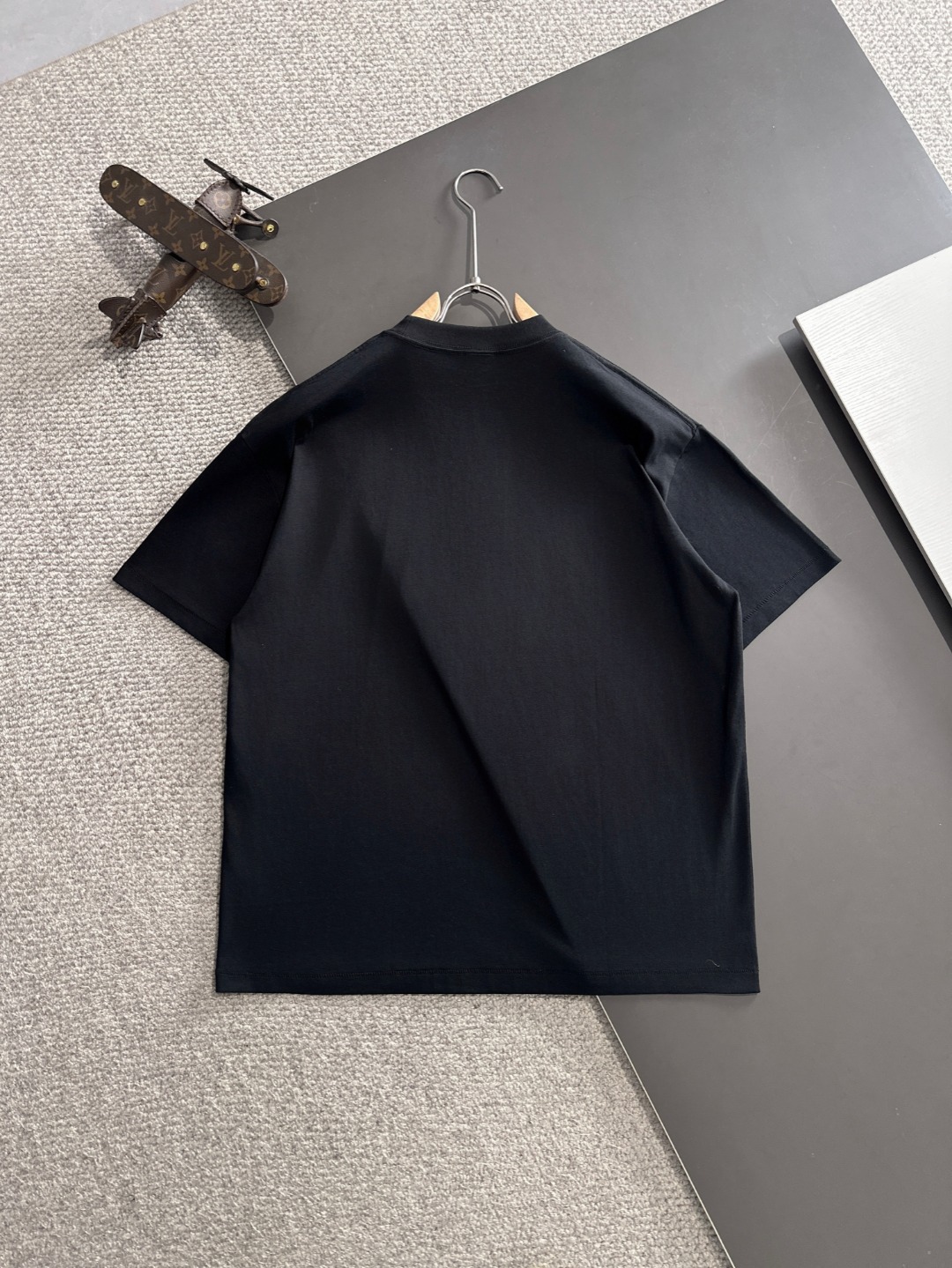 隔天出货 P225  LOEWE/罗意威 高品质 2025春夏新款松紧带休闲重工水洗套装，蜡染牛肚吸汗透气，专柜定制面料 透气舒适度高，细节无可挑剔，品牌元素设计理念，体现高品质。手感细腻柔软！呈现休闲裁剪，上身版型超赞！贸易公司渠道稀出，同步官网发售！来自男士高端定位品牌，高段位，低调奢华的品味，让人无法拒绝！做工精美、品相无法挑剔！整体风格简约时尚不过时，完全满足了有格调品味的穿搭要求！
尺码：S-XXL