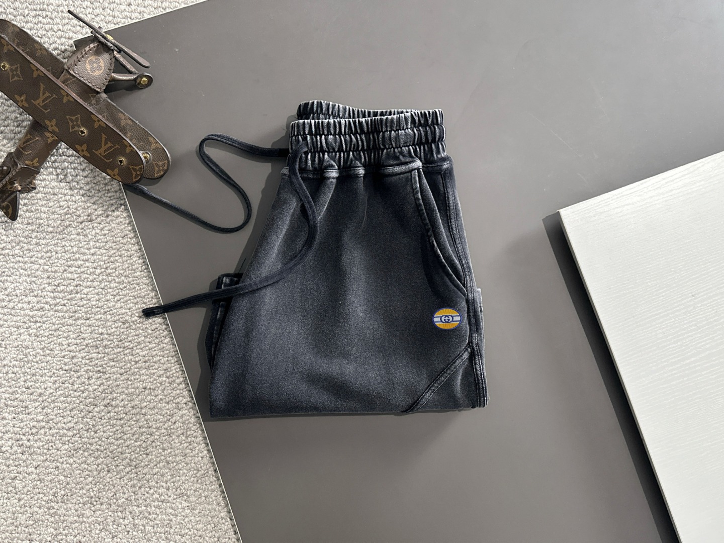 隔天出货 P145 高品质 GUCCI/古奇 2025春夏新款松紧带休闲净色宽松短裤，裤脚下摆二本针锁边，针脚细密牢固，专柜定制面料 透气舒适度高，细节无可挑剔，品牌元素设计理念，体现高品质。手感细腻柔软！呈现休闲裁剪，上身版型超赞！码数：S-XXL