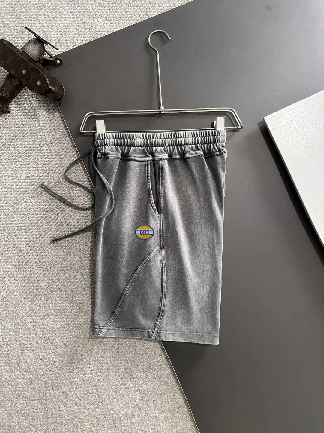 隔天出货 P145 高品质 GUCCI/古奇 2025春夏新款松紧带休闲净色宽松短裤，裤脚下摆二本针锁边，针脚细密牢固，专柜定制面料 透气舒适度高，细节无可挑剔，品牌元素设计理念，体现高品质。手感细腻柔软！呈现休闲裁剪，上身版型超赞！码数：S-XXL