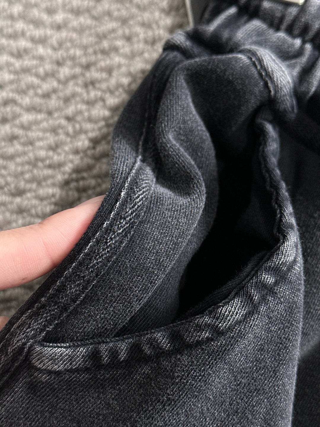 隔天出货 P145 高品质 GUCCI/古奇 2025春夏新款松紧带休闲净色宽松短裤，裤脚下摆二本针锁边，针脚细密牢固，专柜定制面料 透气舒适度高，细节无可挑剔，品牌元素设计理念，体现高品质。手感细腻柔软！呈现休闲裁剪，上身版型超赞！码数：S-XXL
