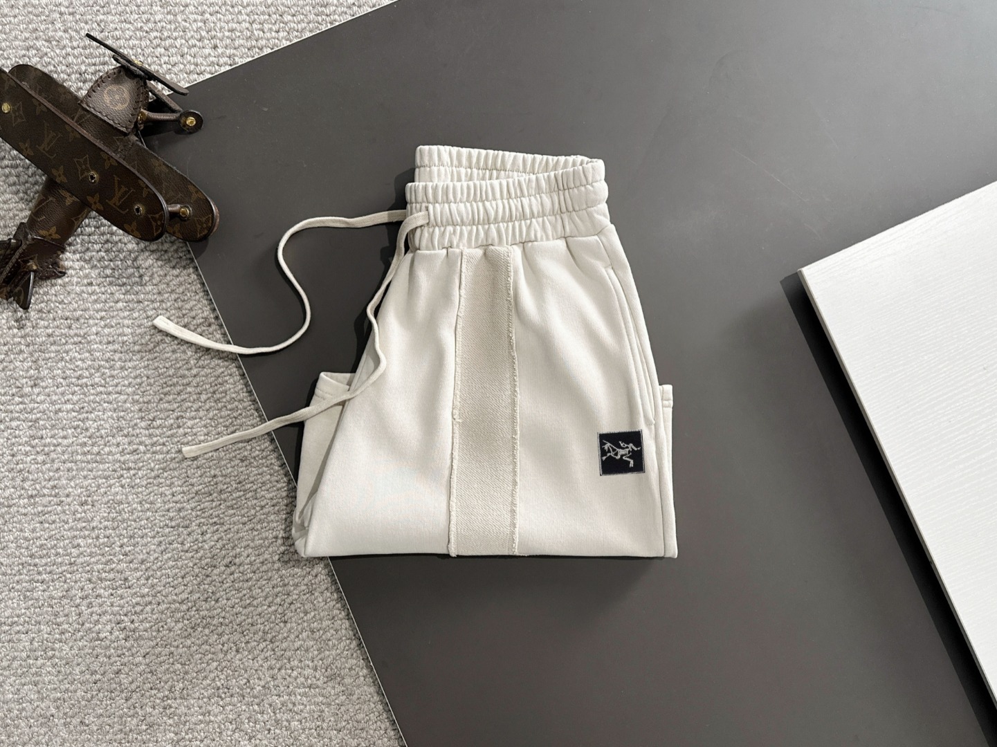 隔天出货 P145 高品质 ARCTERYX/始祖鸟 2025春夏新款松紧带休闲净色宽松短裤，裤脚下摆二本针锁边，针脚细密牢固，专柜定制面料 透气舒适度高，细节无可挑剔，品牌元素设计理念，体现高品质。手感细腻柔软！呈现休闲裁剪，上身版型超赞！码数：S-XXL