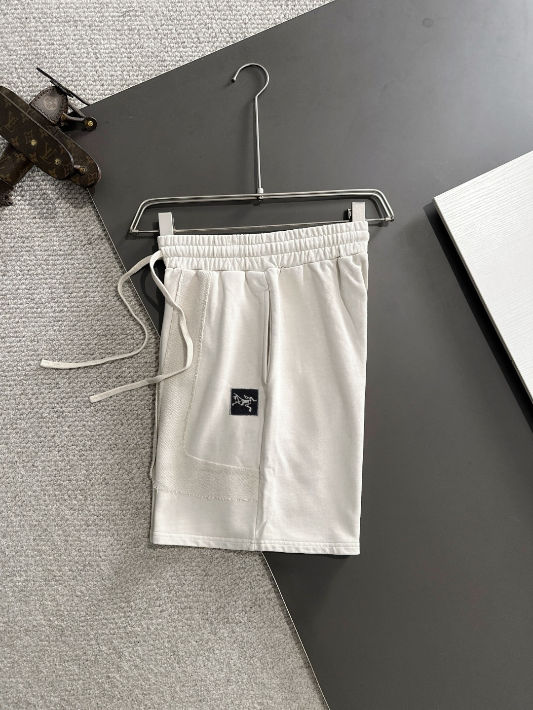 隔天出货 P145 高品质 ARCTERYX/始祖鸟 2025春夏新款松紧带休闲净色宽松短裤，裤脚下摆二本针锁边，针脚细密牢固，专柜定制面料 透气舒适度高，细节无可挑剔，品牌元素设计理念，体现高品质。手感细腻柔软！呈现休闲裁剪，上身版型超赞！码数：S-XXL