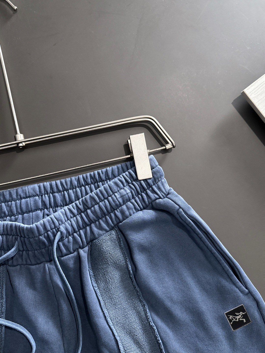 隔天出货 P145 高品质 ARCTERYX/始祖鸟 2025春夏新款松紧带休闲净色宽松短裤，裤脚下摆二本针锁边，针脚细密牢固，专柜定制面料 透气舒适度高，细节无可挑剔，品牌元素设计理念，体现高品质。手感细腻柔软！呈现休闲裁剪，上身版型超赞！码数：S-XXL