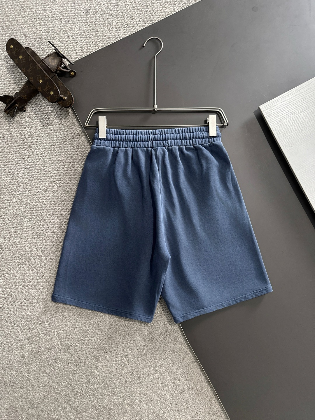 隔天出货 P145 高品质 ARCTERYX/始祖鸟 2025春夏新款松紧带休闲净色宽松短裤，裤脚下摆二本针锁边，针脚细密牢固，专柜定制面料 透气舒适度高，细节无可挑剔，品牌元素设计理念，体现高品质。手感细腻柔软！呈现休闲裁剪，上身版型超赞！码数：S-XXL