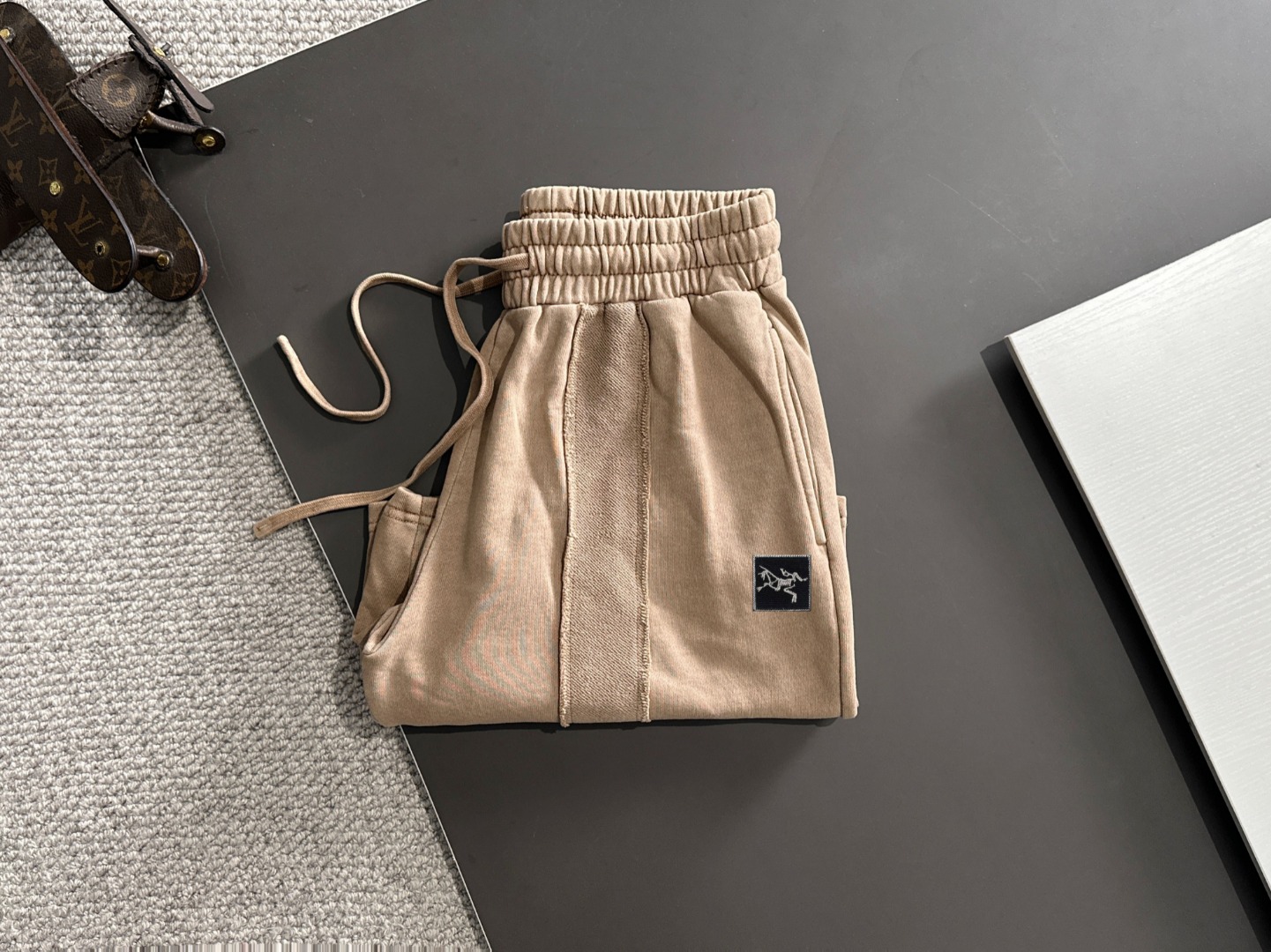 隔天出货 P145 高品质 ARCTERYX/始祖鸟 2025春夏新款松紧带休闲净色宽松短裤，裤脚下摆二本针锁边，针脚细密牢固，专柜定制面料 透气舒适度高，细节无可挑剔，品牌元素设计理念，体现高品质。手感细腻柔软！呈现休闲裁剪，上身版型超赞！码数：S-XXL