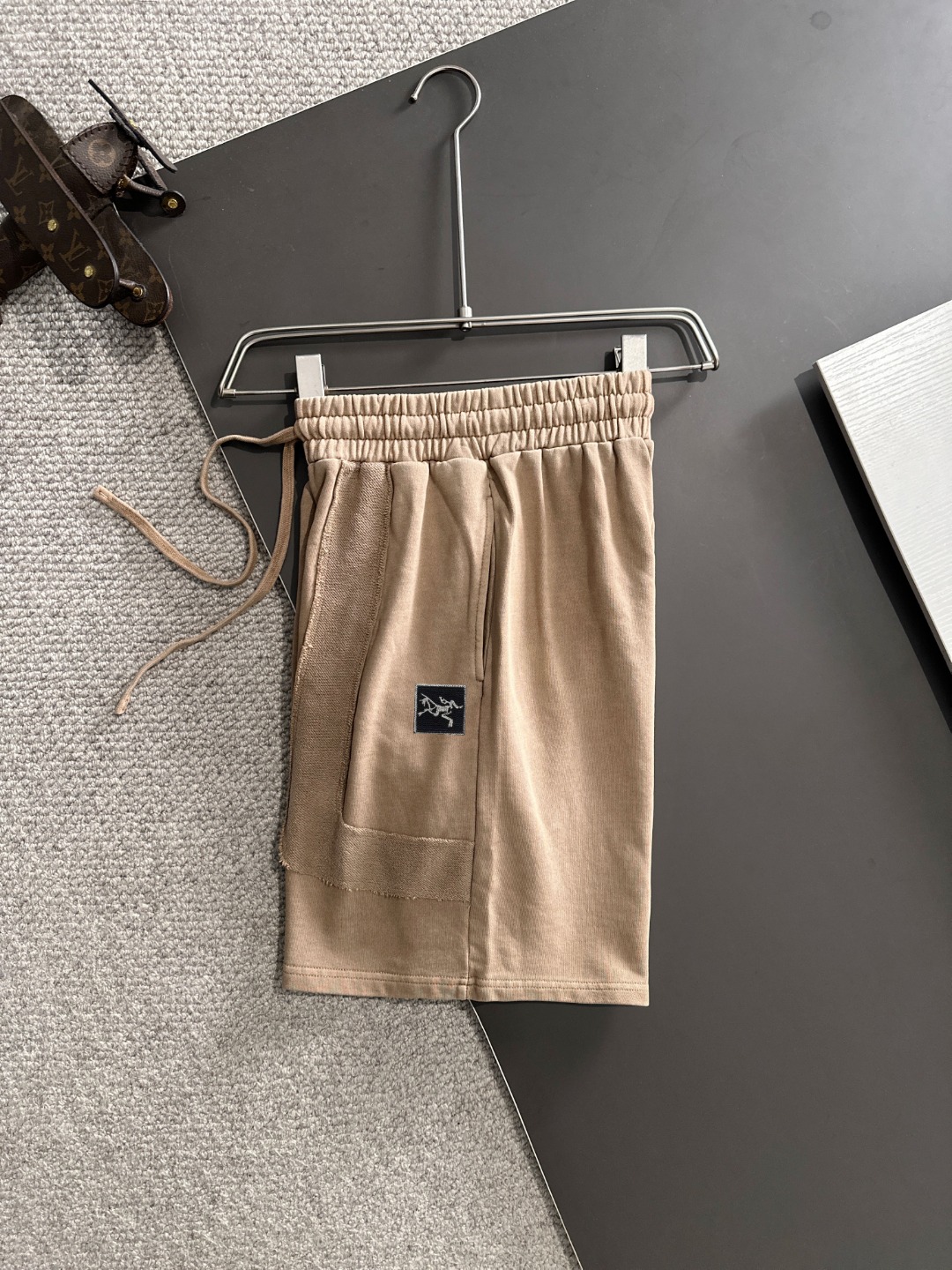 隔天出货 P145 高品质 ARCTERYX/始祖鸟 2025春夏新款松紧带休闲净色宽松短裤，裤脚下摆二本针锁边，针脚细密牢固，专柜定制面料 透气舒适度高，细节无可挑剔，品牌元素设计理念，体现高品质。手感细腻柔软！呈现休闲裁剪，上身版型超赞！码数：S-XXL