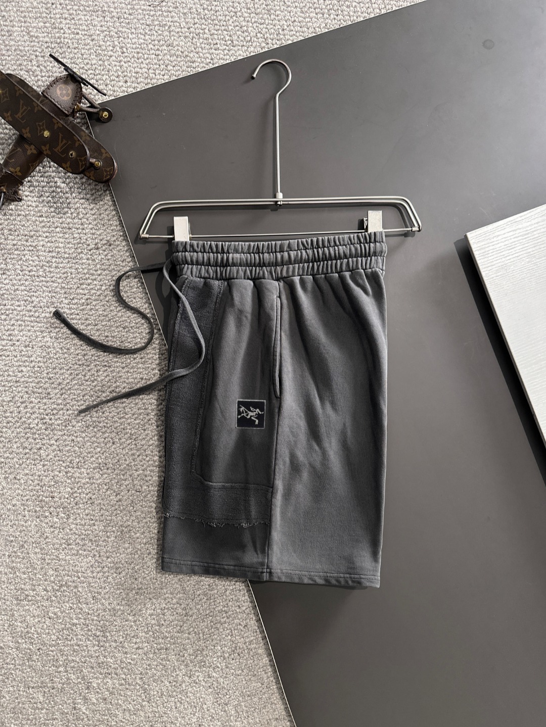 隔天出货 P145 高品质 ARCTERYX/始祖鸟 2025春夏新款松紧带休闲净色宽松短裤，裤脚下摆二本针锁边，针脚细密牢固，专柜定制面料 透气舒适度高，细节无可挑剔，品牌元素设计理念，体现高品质。手感细腻柔软！呈现休闲裁剪，上身版型超赞！码数：S-XXL