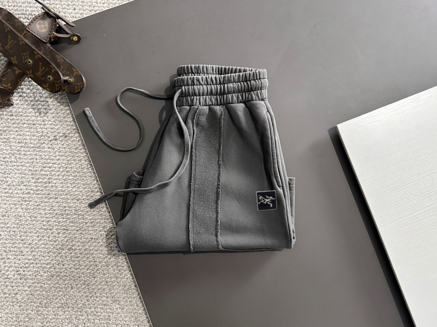 隔天出货 P145 高品质 ARCTERYX/始祖鸟 2025春夏新款松紧带休闲净色宽松短裤，裤脚下摆二本针锁边，针脚细密牢固，专柜定制面料 透气舒适度高，细节无可挑剔，品牌元素设计理念，体现高品质。手感细腻柔软！呈现休闲裁剪，上身版型超赞！码数：S-XXL