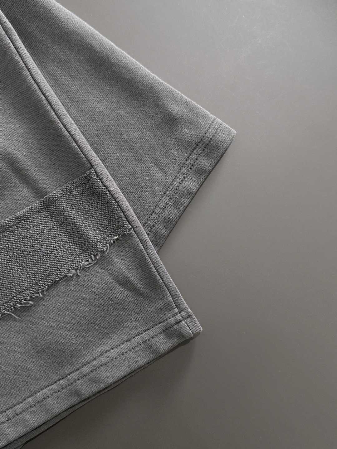 隔天出货 P145 高品质 ARCTERYX/始祖鸟 2025春夏新款松紧带休闲净色宽松短裤，裤脚下摆二本针锁边，针脚细密牢固，专柜定制面料 透气舒适度高，细节无可挑剔，品牌元素设计理念，体现高品质。手感细腻柔软！呈现休闲裁剪，上身版型超赞！码数：S-XXL