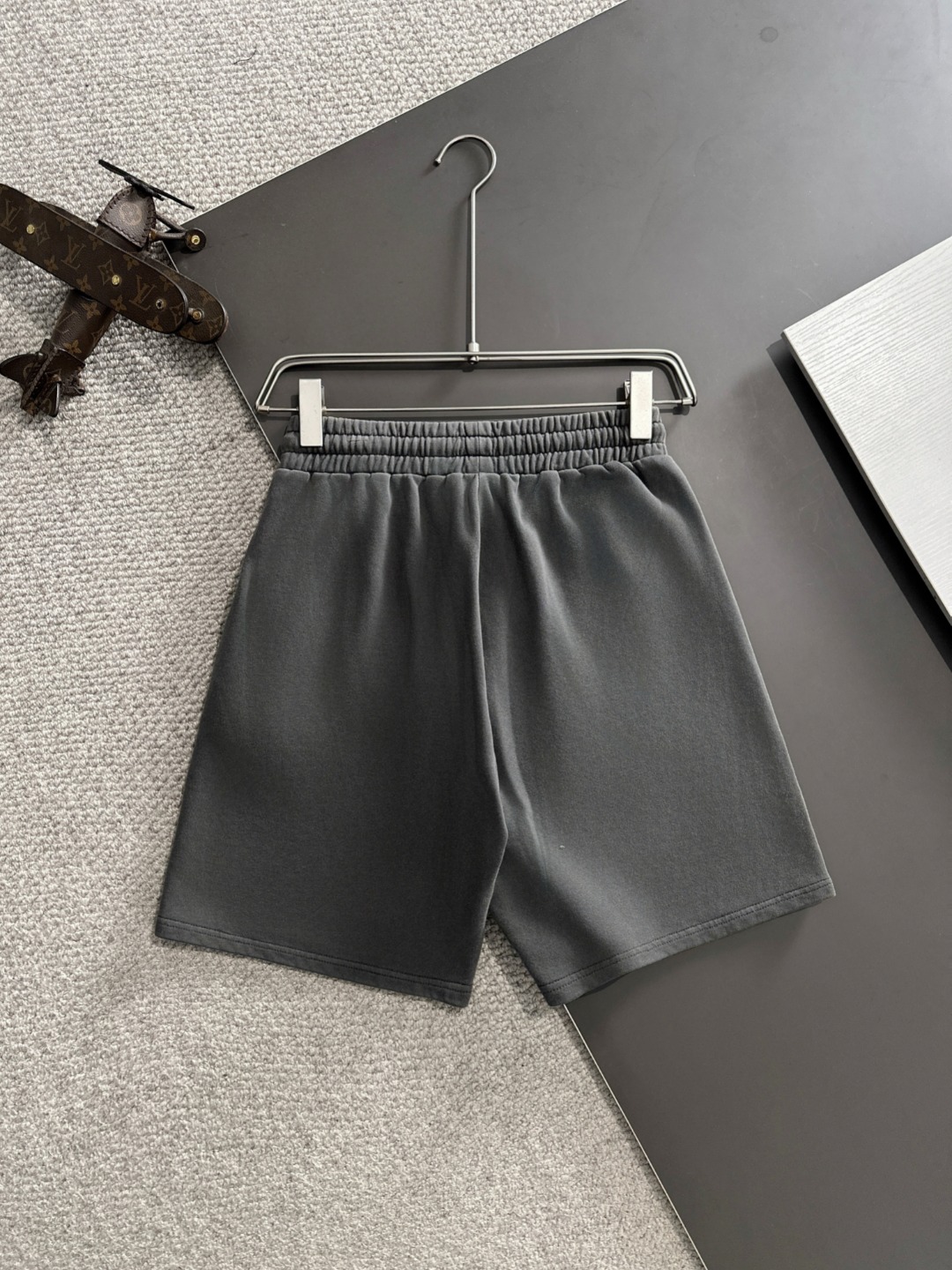 隔天出货 P145 高品质 ARCTERYX/始祖鸟 2025春夏新款松紧带休闲净色宽松短裤，裤脚下摆二本针锁边，针脚细密牢固，专柜定制面料 透气舒适度高，细节无可挑剔，品牌元素设计理念，体现高品质。手感细腻柔软！呈现休闲裁剪，上身版型超赞！码数：S-XXL