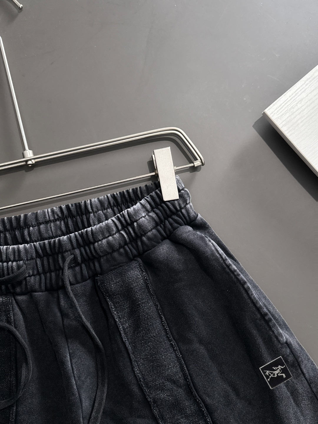 隔天出货 P145 高品质 ARCTERYX/始祖鸟 2025春夏新款松紧带休闲净色宽松短裤，裤脚下摆二本针锁边，针脚细密牢固，专柜定制面料 透气舒适度高，细节无可挑剔，品牌元素设计理念，体现高品质。手感细腻柔软！呈现休闲裁剪，上身版型超赞！码数：S-XXL