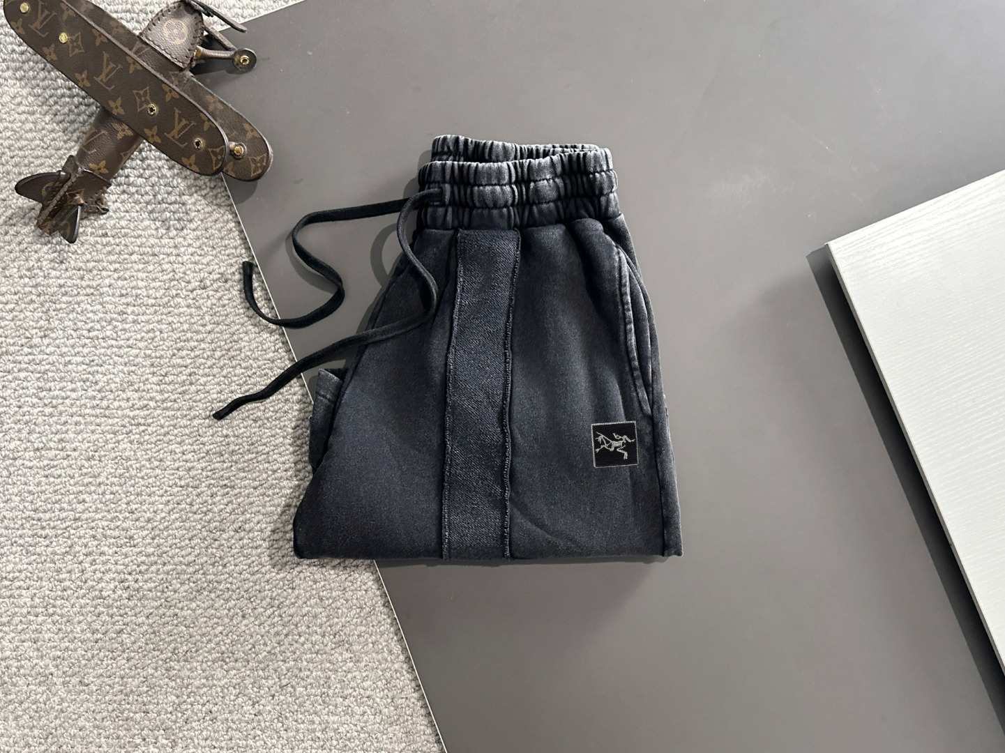 隔天出货 P145 高品质 ARCTERYX/始祖鸟 2025春夏新款松紧带休闲净色宽松短裤，裤脚下摆二本针锁边，针脚细密牢固，专柜定制面料 透气舒适度高，细节无可挑剔，品牌元素设计理念，体现高品质。手感细腻柔软！呈现休闲裁剪，上身版型超赞！码数：S-XXL
