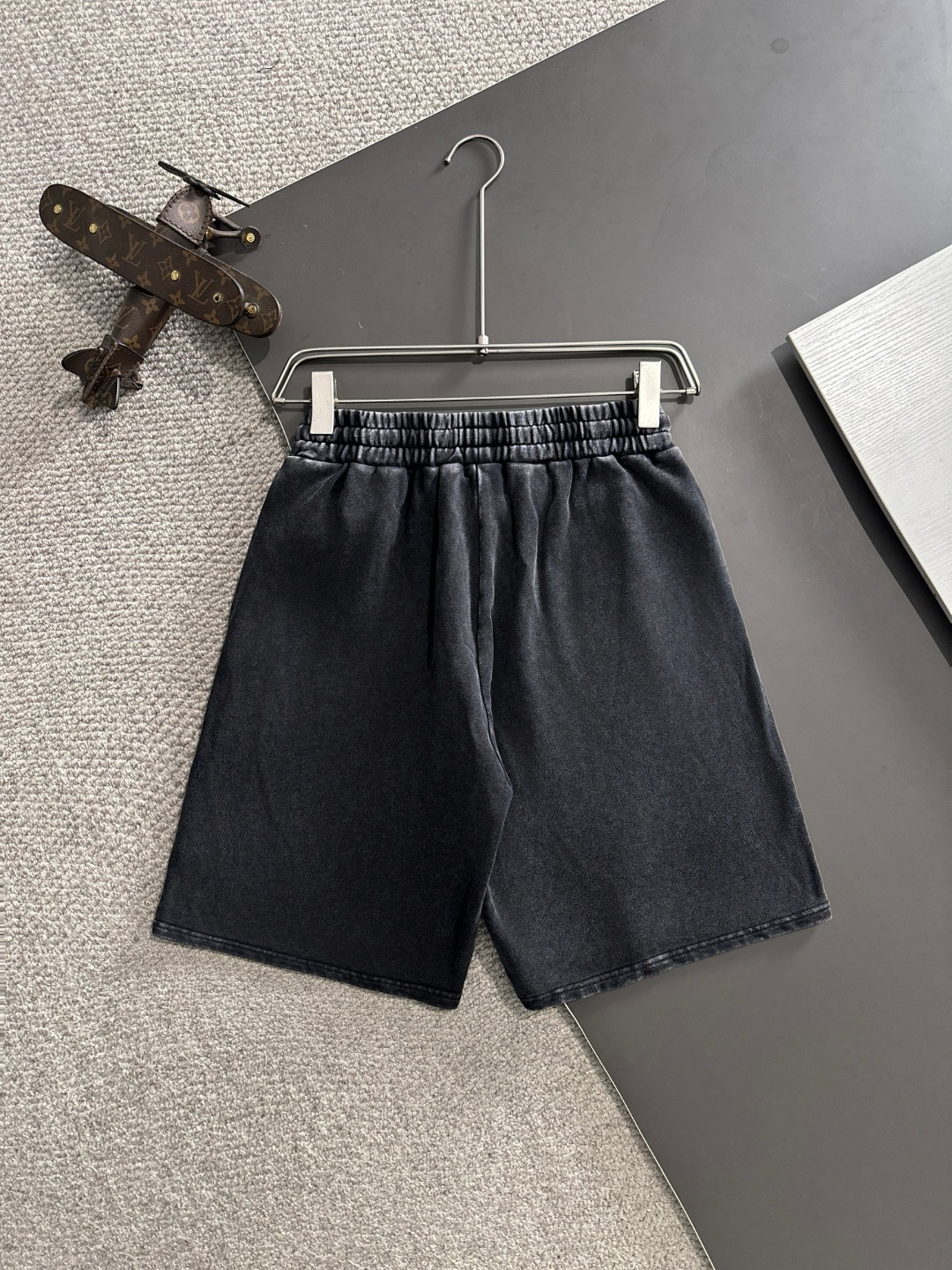 隔天出货 P145 高品质 ARCTERYX/始祖鸟 2025春夏新款松紧带休闲净色宽松短裤，裤脚下摆二本针锁边，针脚细密牢固，专柜定制面料 透气舒适度高，细节无可挑剔，品牌元素设计理念，体现高品质。手感细腻柔软！呈现休闲裁剪，上身版型超赞！码数：S-XXL
