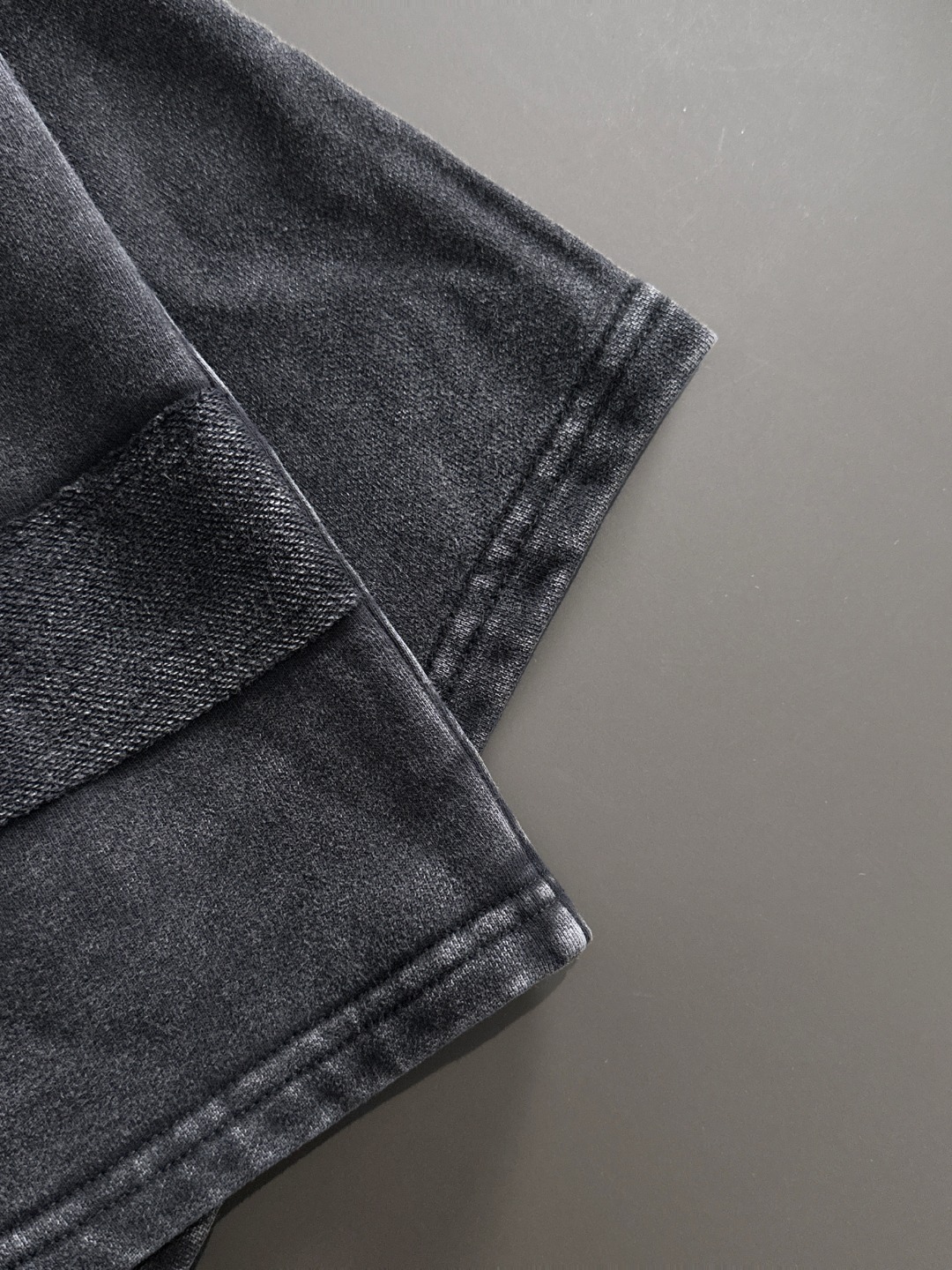隔天出货 P145 高品质 ARCTERYX/始祖鸟 2025春夏新款松紧带休闲净色宽松短裤，裤脚下摆二本针锁边，针脚细密牢固，专柜定制面料 透气舒适度高，细节无可挑剔，品牌元素设计理念，体现高品质。手感细腻柔软！呈现休闲裁剪，上身版型超赞！码数：S-XXL