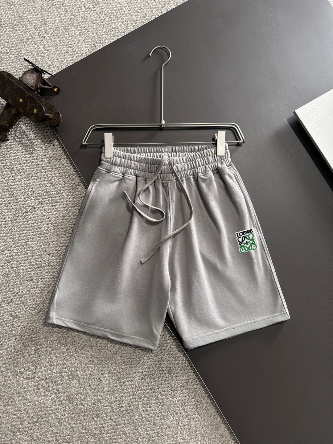 🅿️165 Envío al día siguiente Alta calidad LOEWE/罗意威 Pantalones cortos holgados de color liso con elástico, nueva colec…